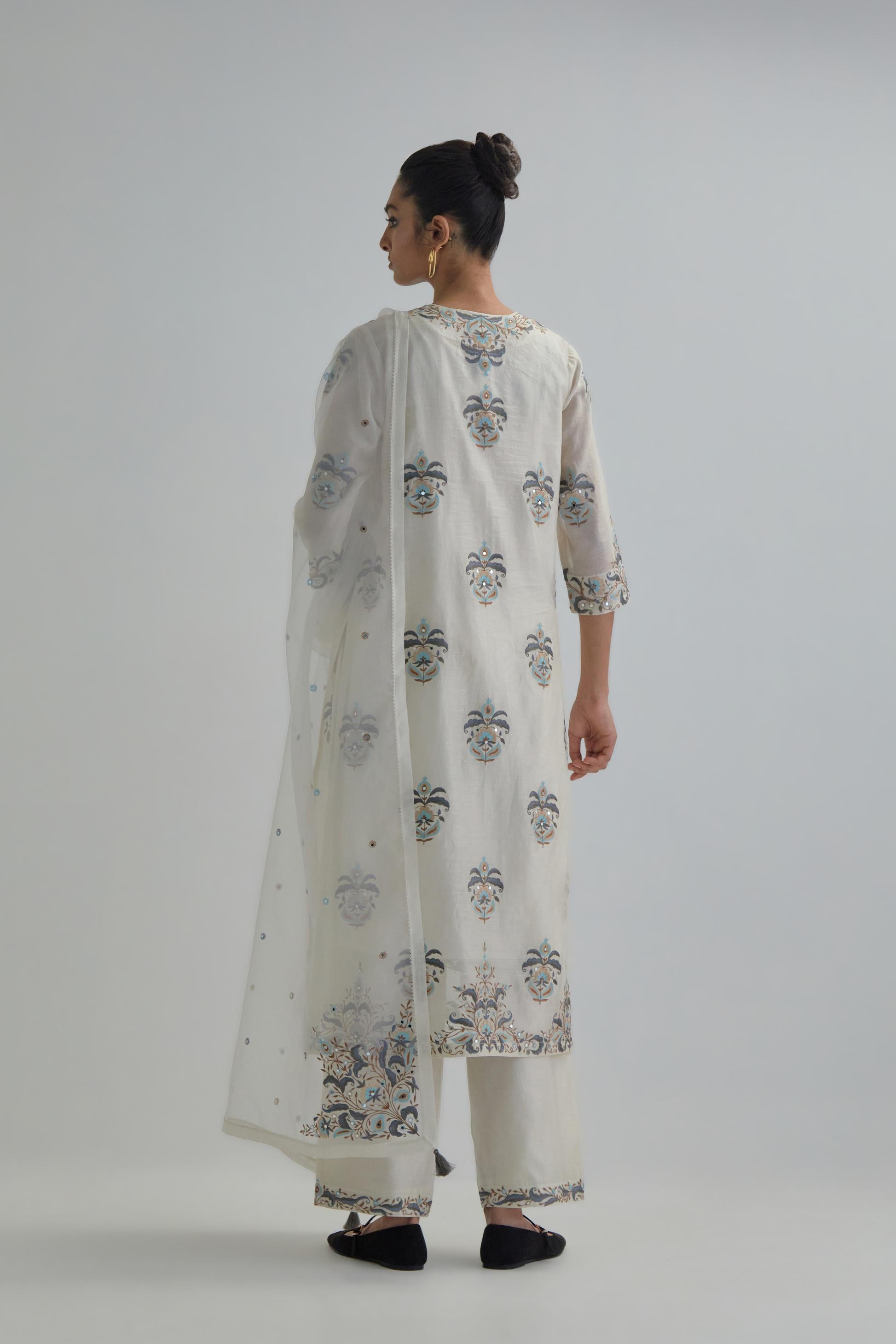 Off White silk organza dupatta with Aari work and earthy coloured flower embroidery all-over the dupatta.