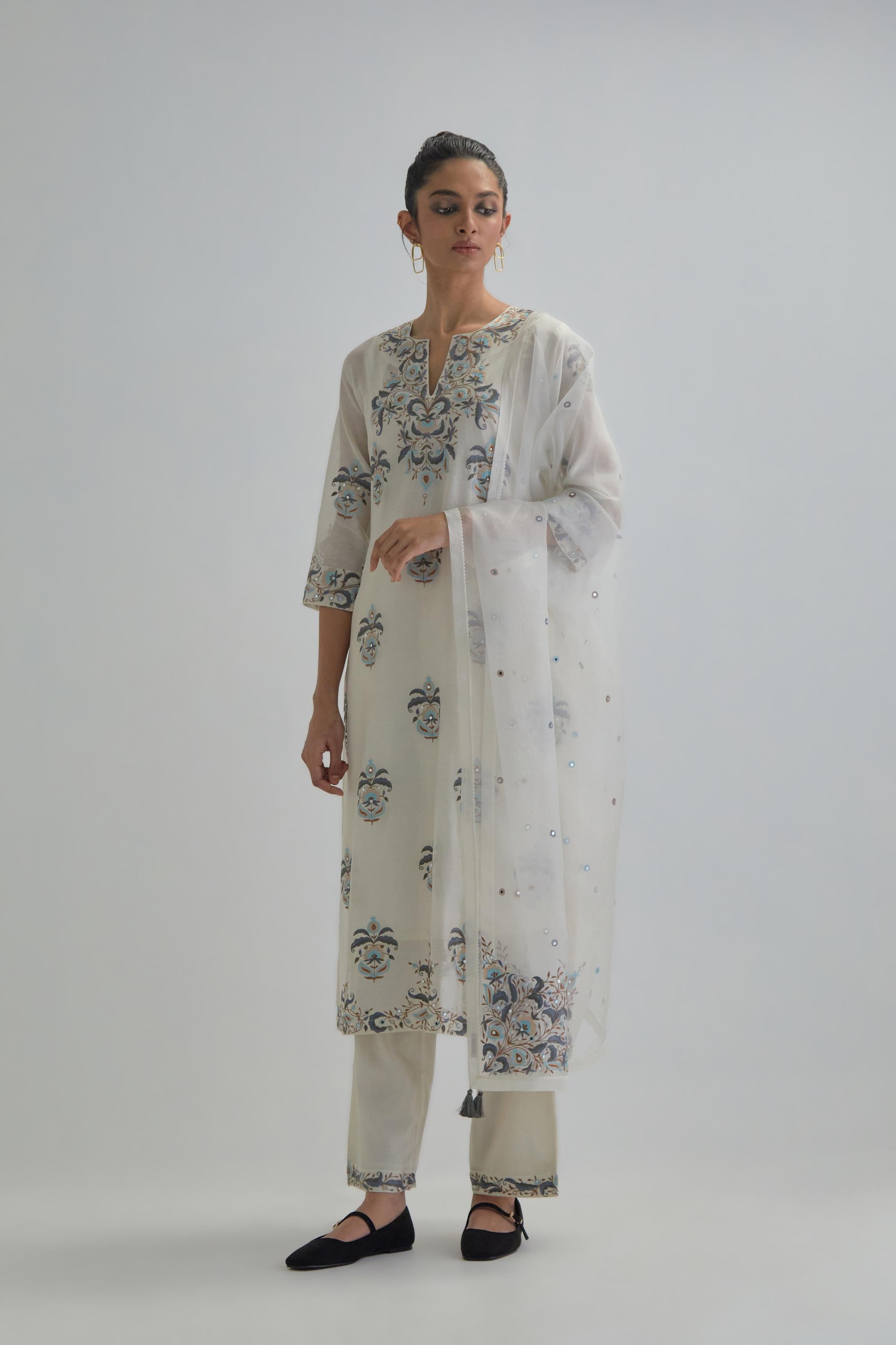 Off White silk organza dupatta with Aari work and earthy coloured flower embroidery all-over the dupatta.
