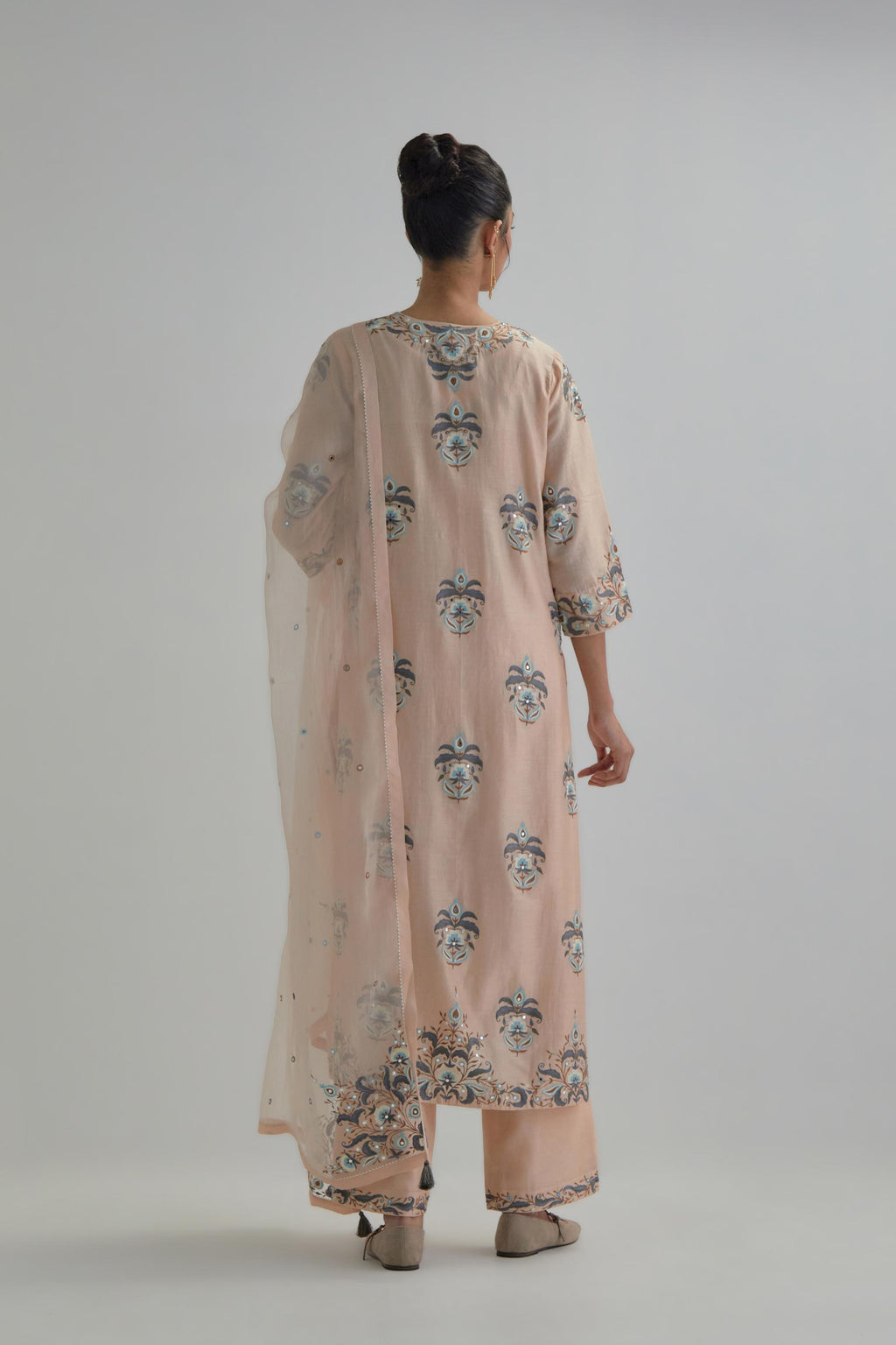 Pink silk organza dupatta with Aari work and earthy coloured flower embroidery all-over the dupatta.