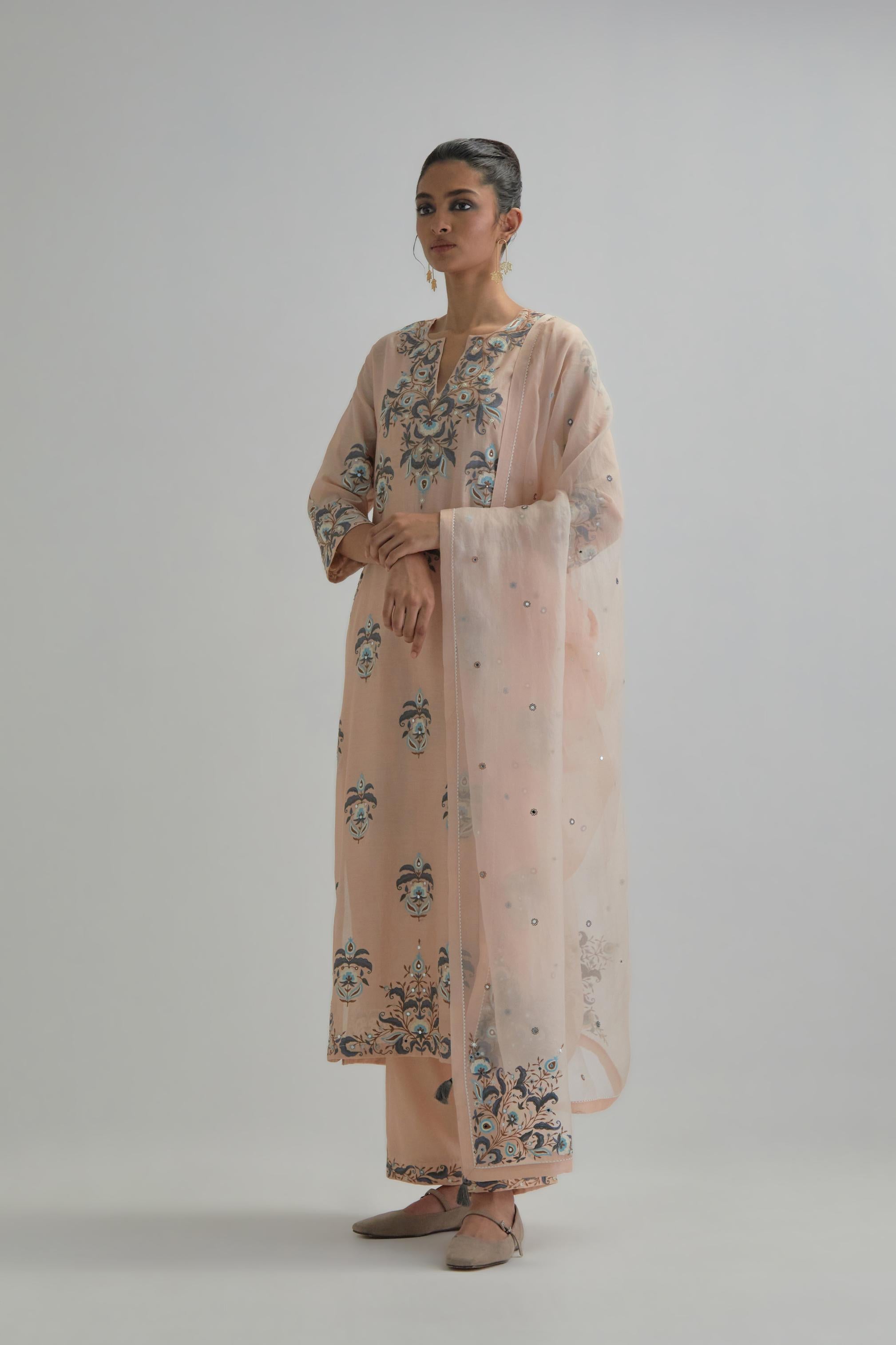 Pink silk organza dupatta with Aari work and earthy coloured flower embroidery all-over the dupatta.