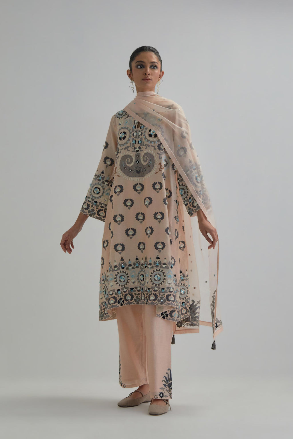 Pink silk Chanderi straight hem mid-length abha style kurta set with bold appliqué embroidery along with earthy-coloured Aari thread work and tassels.