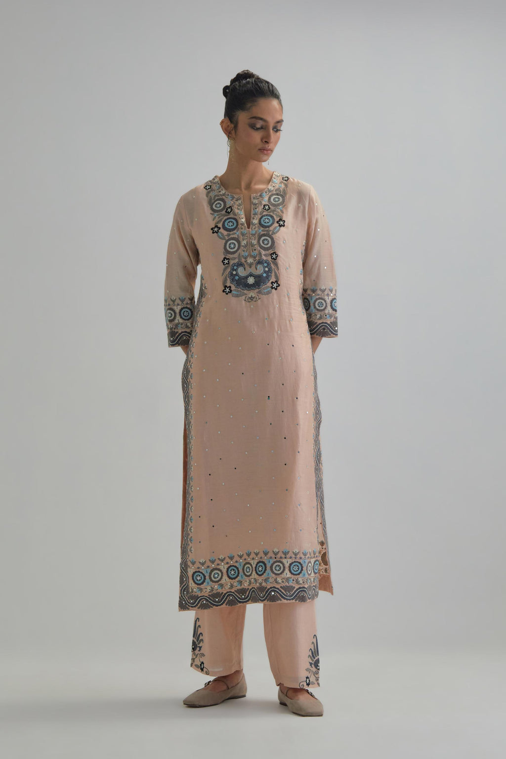 Pink slim fit straight kurta set, decorated with bold appliqué borders all along the side seam, hem and sleeve cuffs.