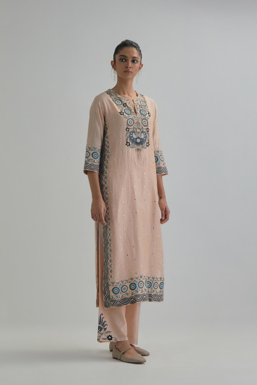 Pink slim fit straight kurta set, decorated with bold appliqué borders all along the side seam, hem and sleeve cuffs.