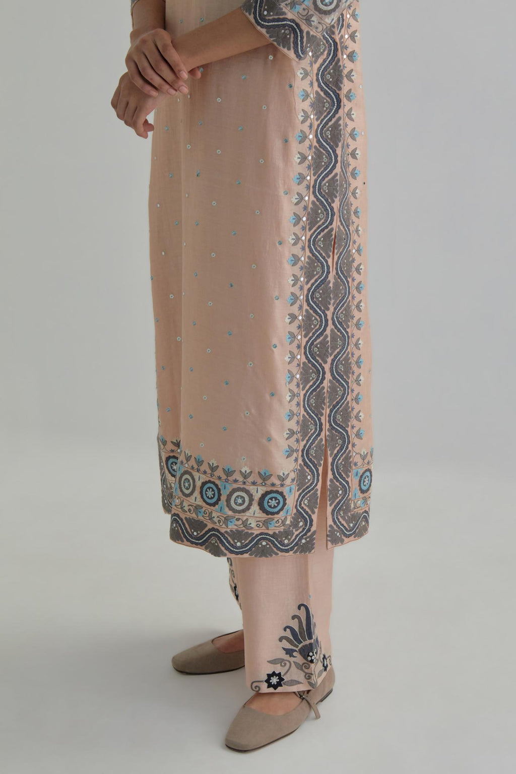 Pink slim fit straight kurta set, decorated with bold appliqué borders all along the side seam, hem and sleeve cuffs.