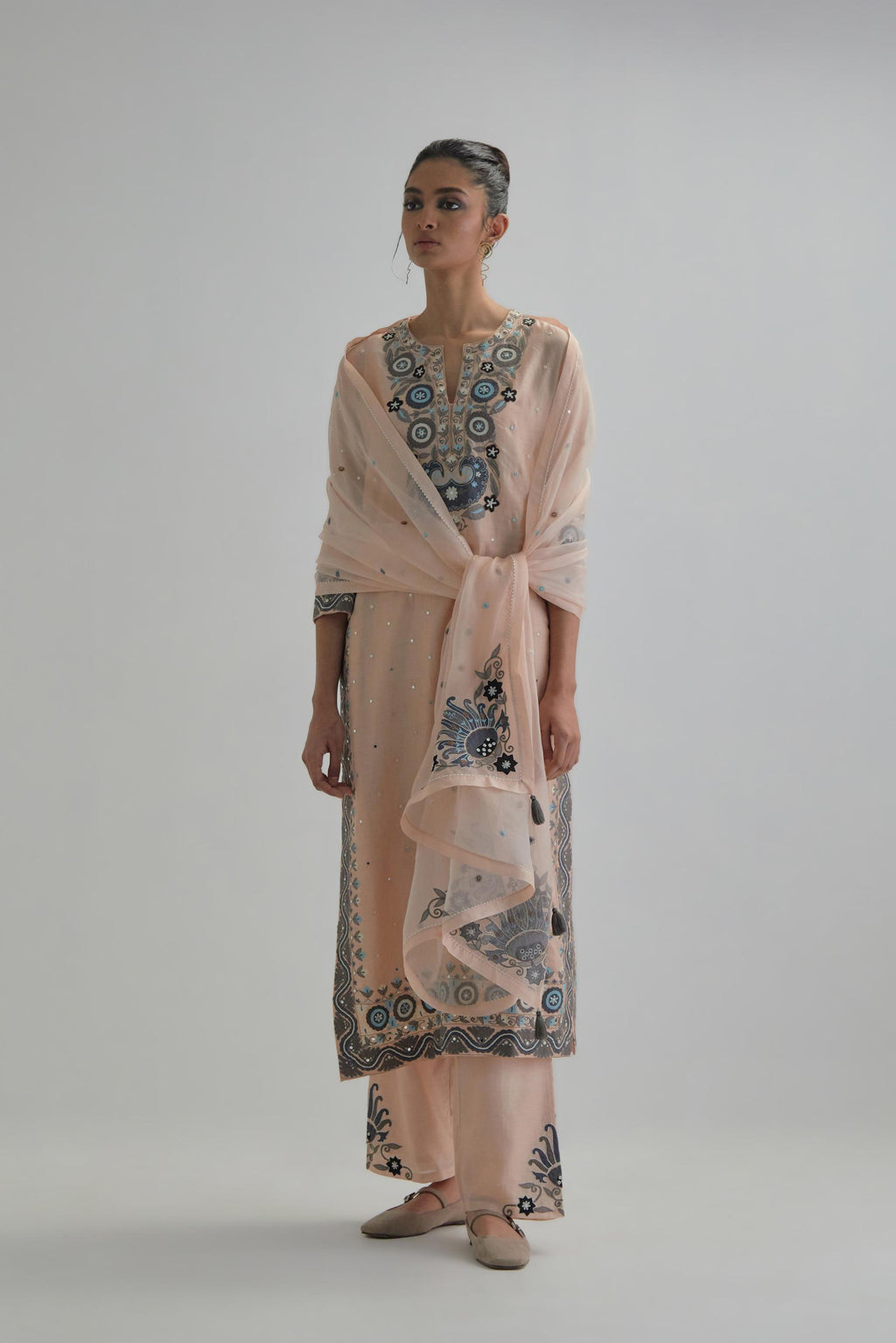 Pink slim fit straight kurta set, decorated with bold appliqué borders all along the side seam, hem and sleeve cuffs.