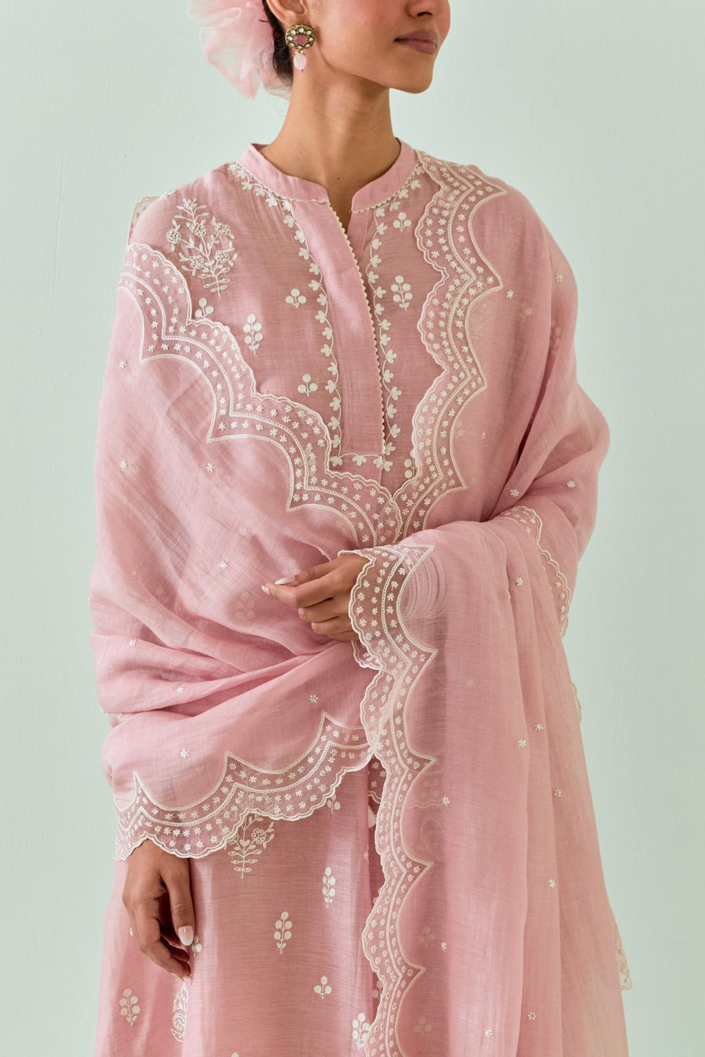 Pink cotton chanderi dupatta with scalloped and embroidered edges.