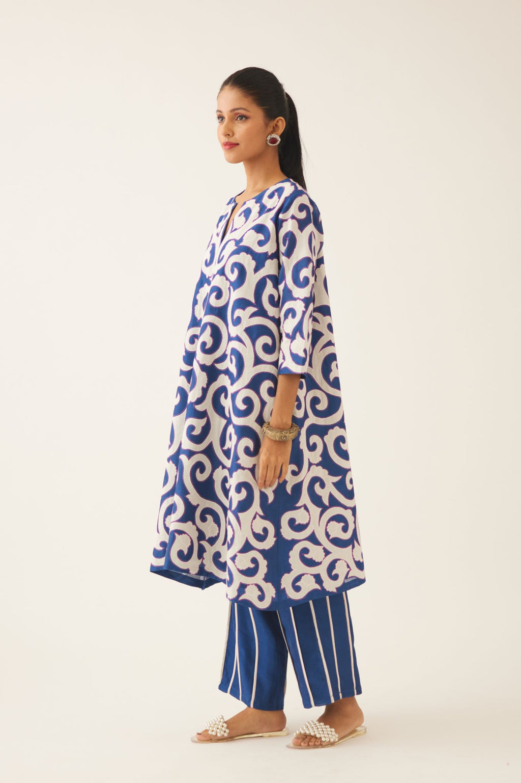 Blue short easy fit, straight hem kurta set with all-over trellis jaal appliqué, highlighted with kantha work.