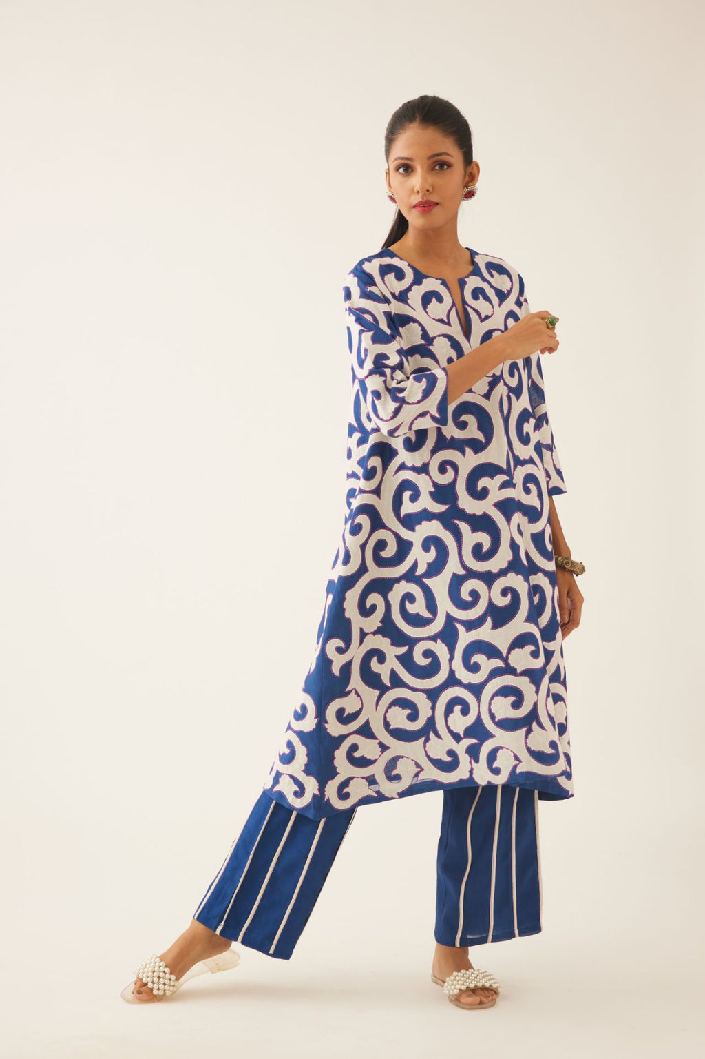 Blue short easy fit, straight hem kurta set with all-over trellis jaal appliqué, highlighted with kantha work.