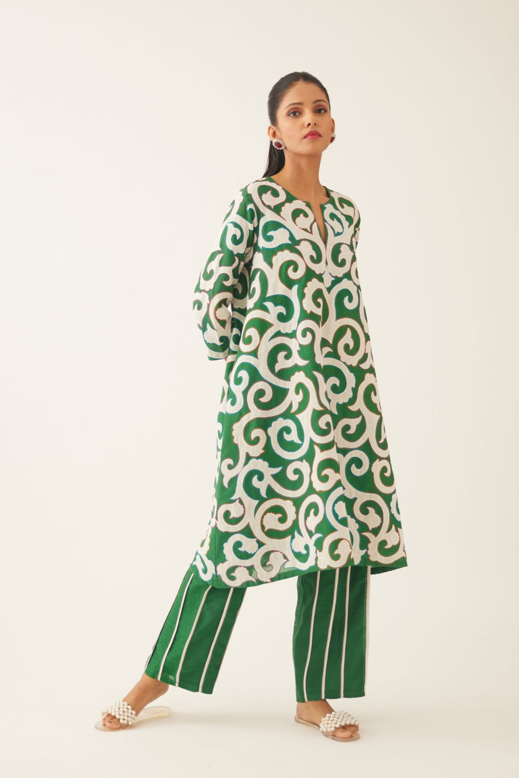 Green short easy fit, straight hem kurta set with all-over trellis jaal appliqué, highlighted with kantha work.