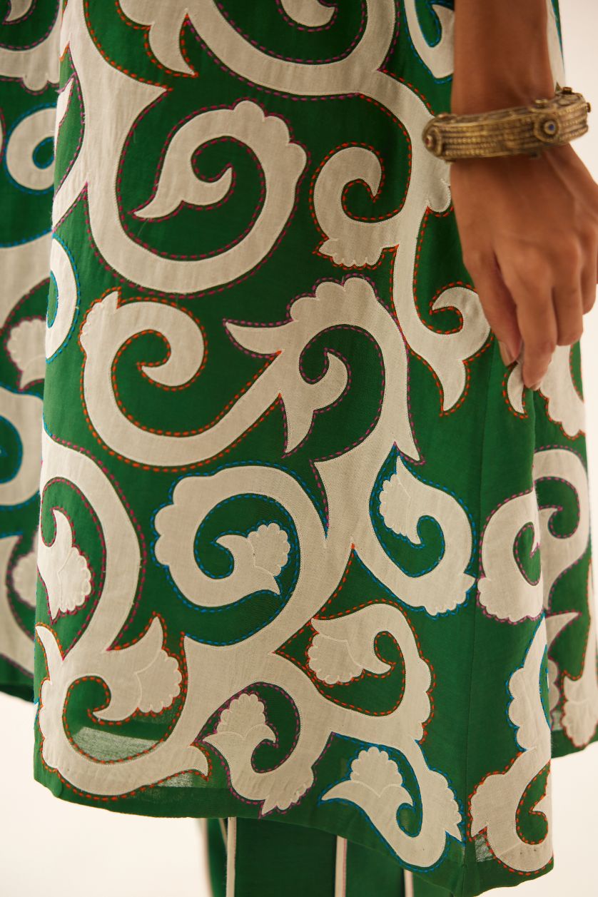 Green short easy fit, straight hem kurta set with all-over trellis jaal appliqué, highlighted with kantha work.