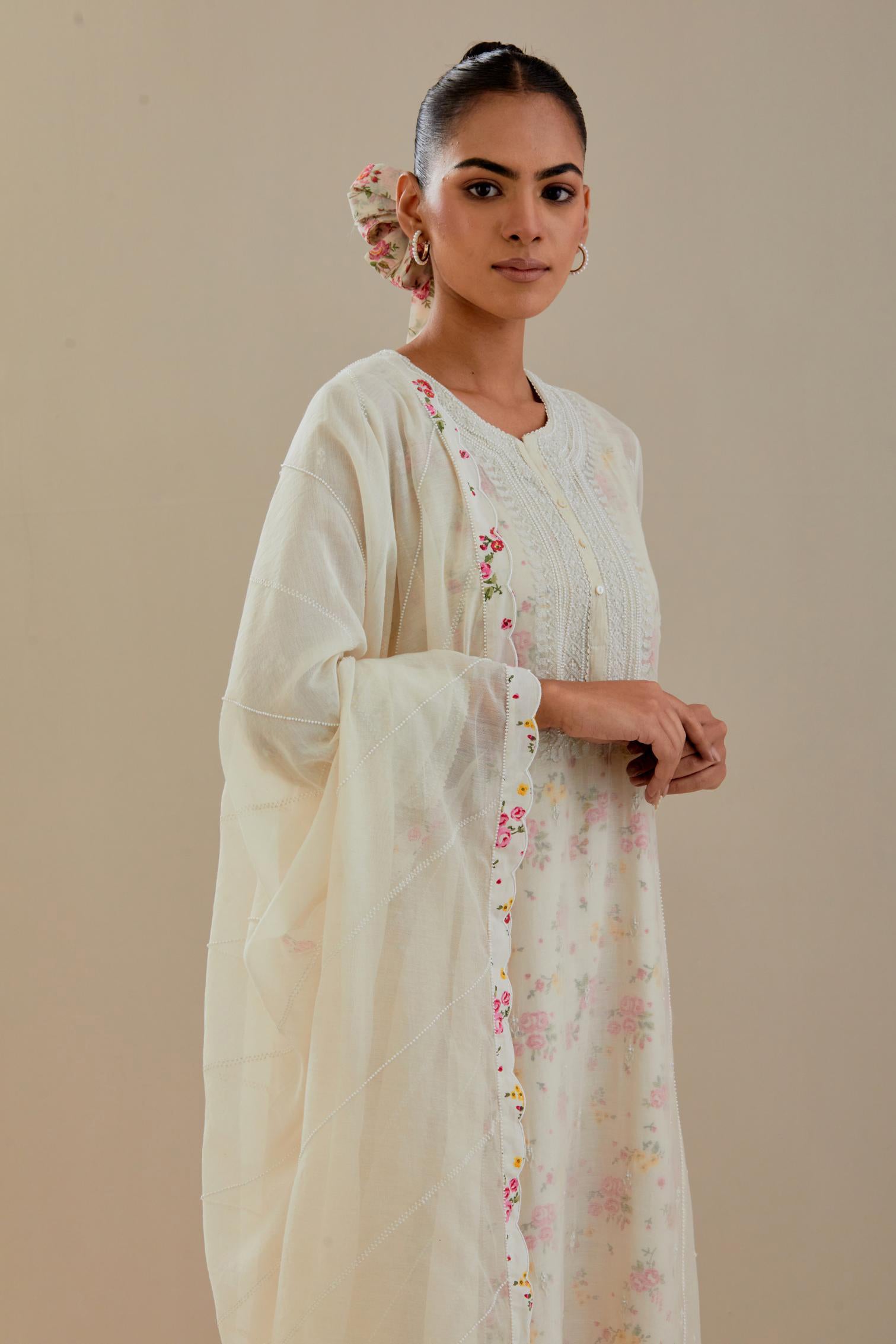 Off white cotton chanderi dupatta with hand block printed cotton scalloped edges and diagonal thread and bead work lines all-over the dupatta.