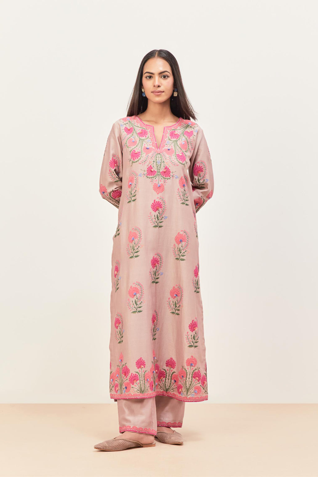 Lilac silk chanderi straight kurta set, decorated with appliqued jaal neckline and hem. The field has symmetrically placed bootas.