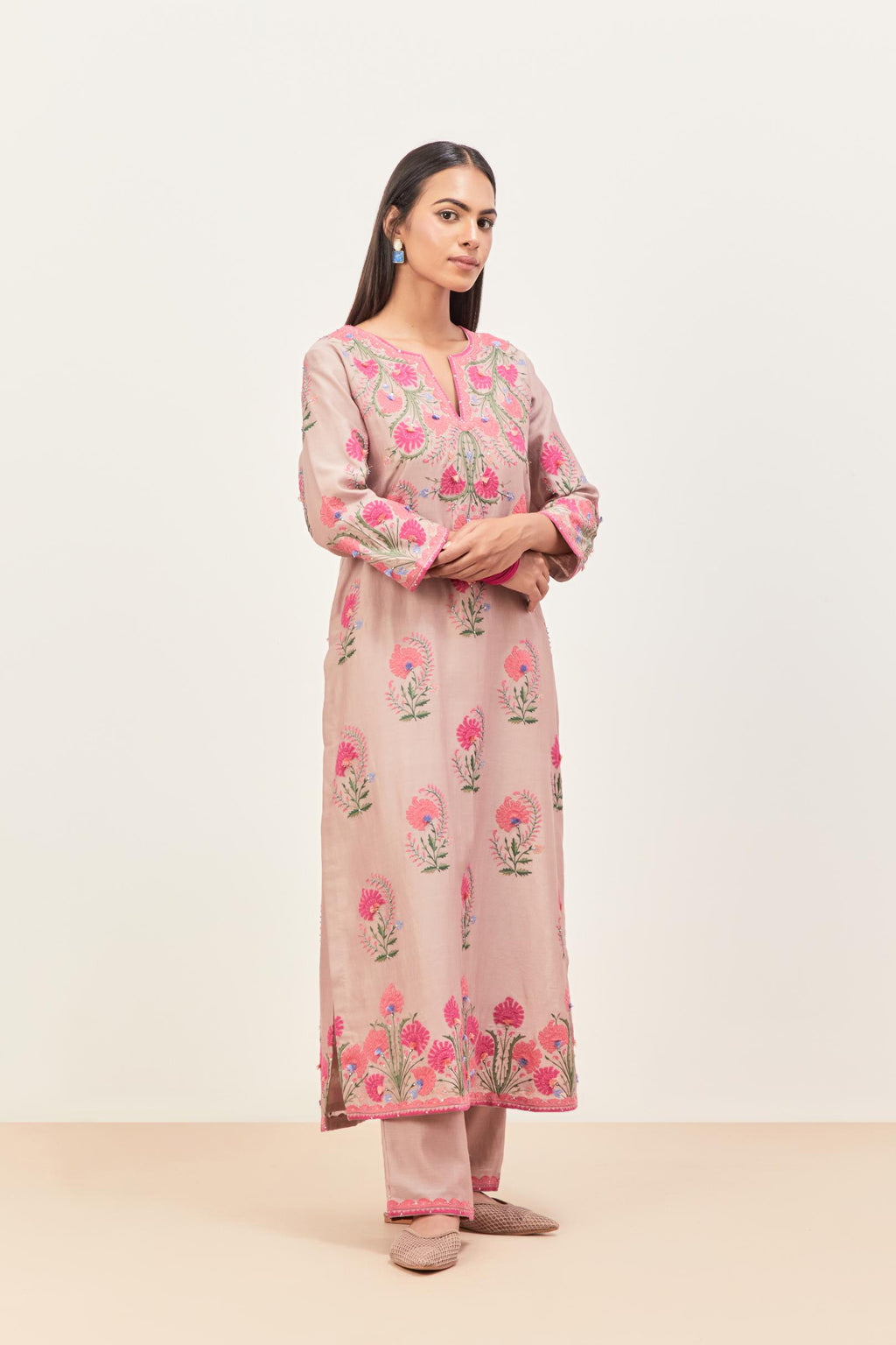 Lilac silk chanderi straight kurta set, decorated with appliqued jaal neckline and hem. The field has symmetrically placed bootas.