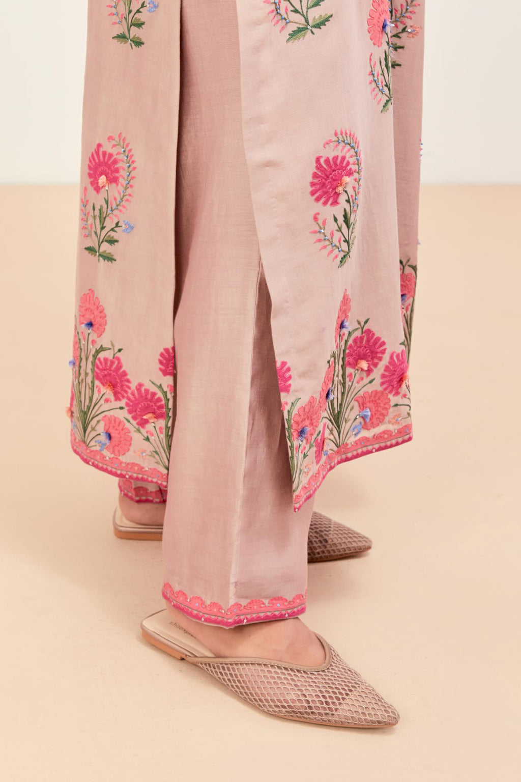 Lilac silk chanderi straight kurta set, decorated with appliqued jaal neckline and hem. The field has symmetrically placed bootas.