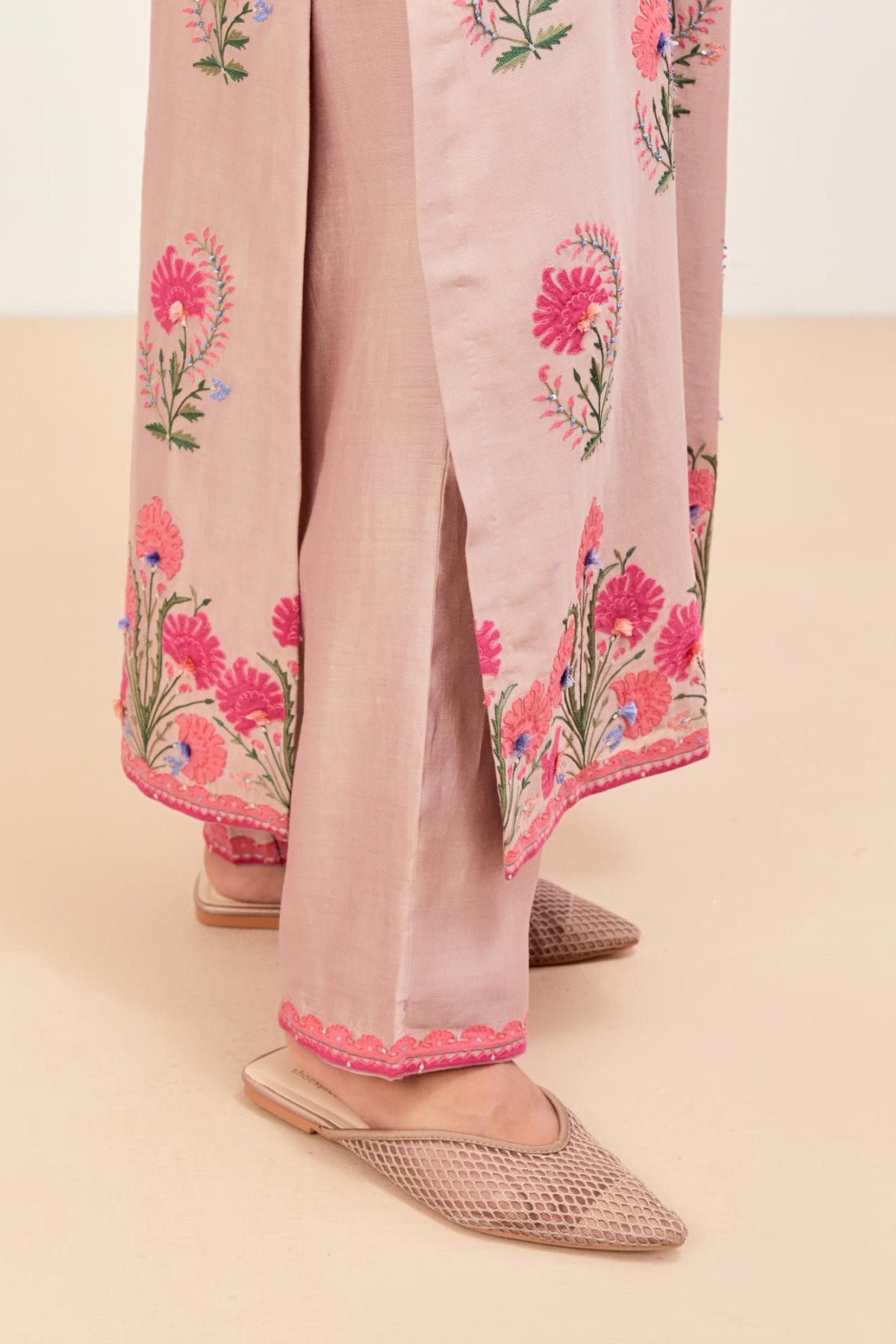 Lilac silk chanderi straight kurta set, decorated with appliqued jaal neckline and hem. The field has symmetrically placed bootas.