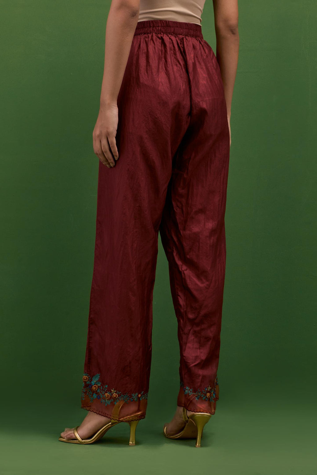 Rosewood silk straight pants with a broad organza scalloped hem, hightlighted with hand-embroidred rose flower bunches and beads.