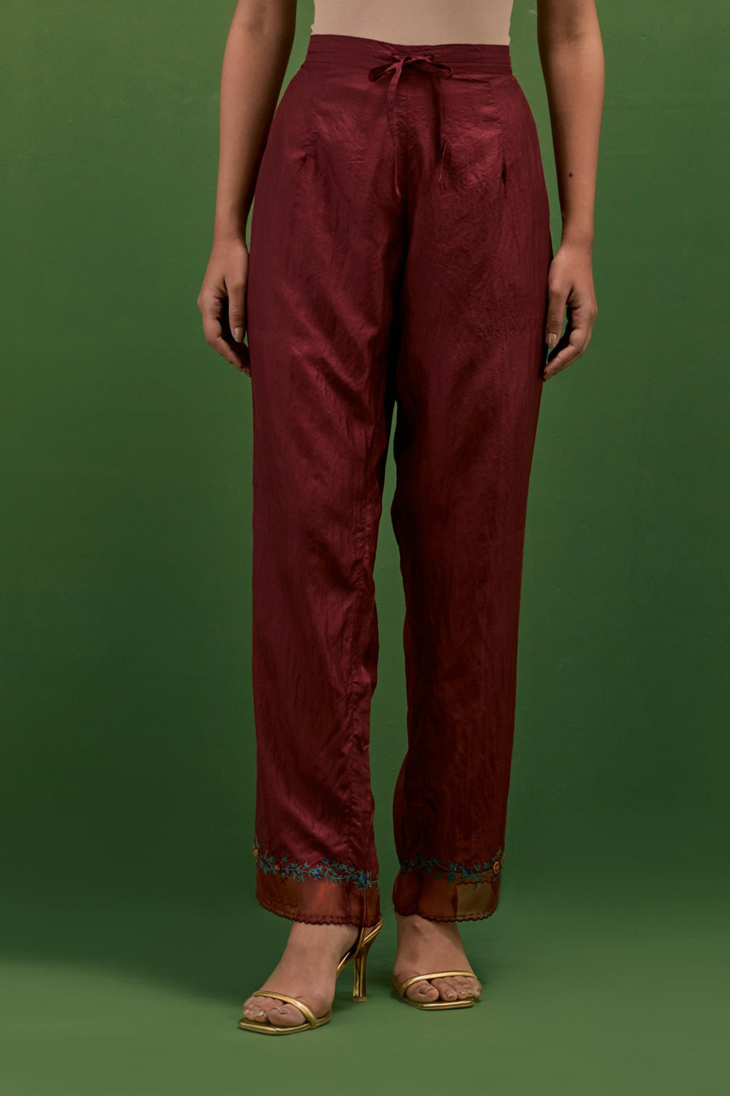 Rosewood silk straight pants with a broad organza scalloped hem, hightlighted with hand-embroidred rose flower bunches and beads.