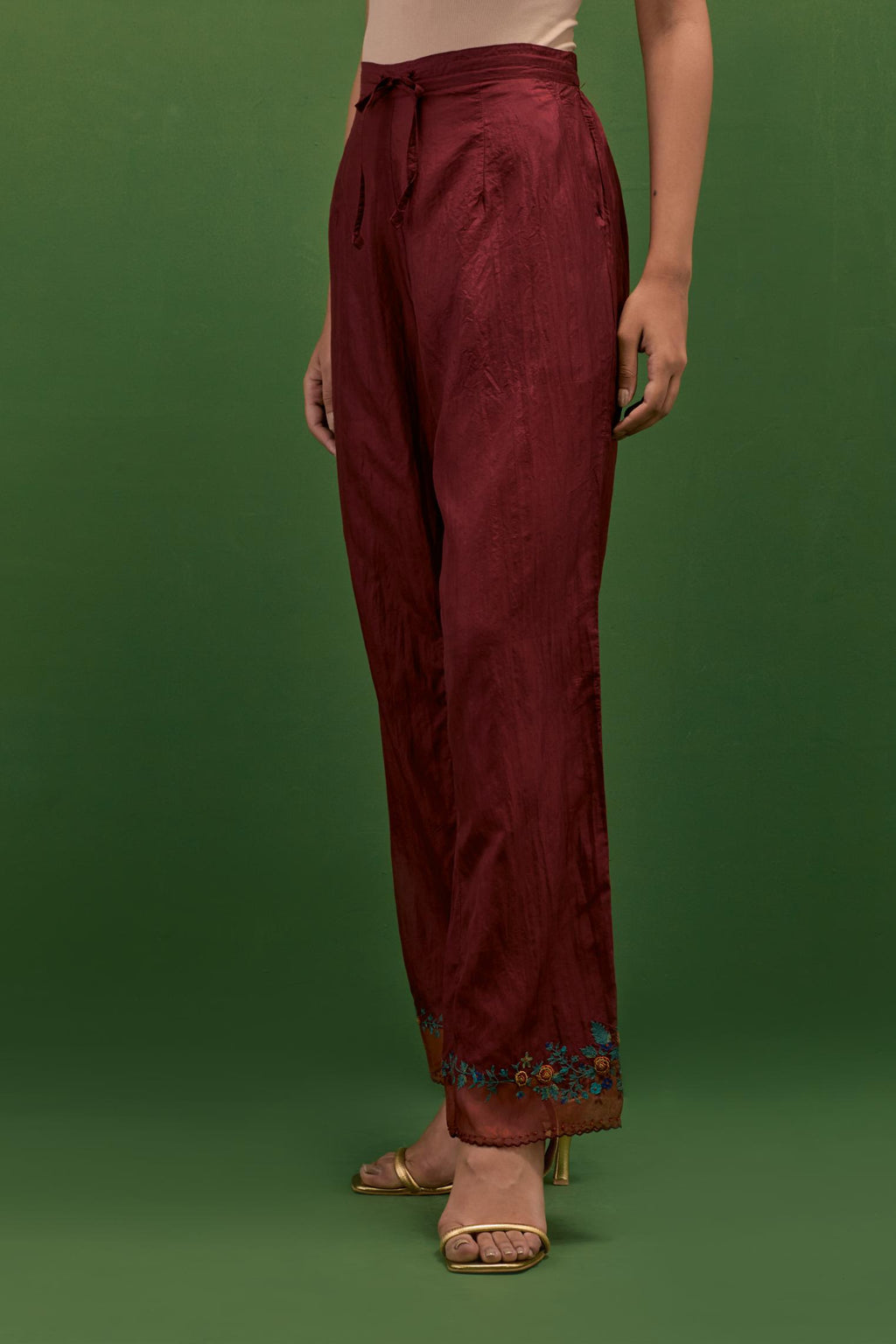 Rosewood silk straight pants with a broad organza scalloped hem, hightlighted with hand-embroidred rose flower bunches and beads.