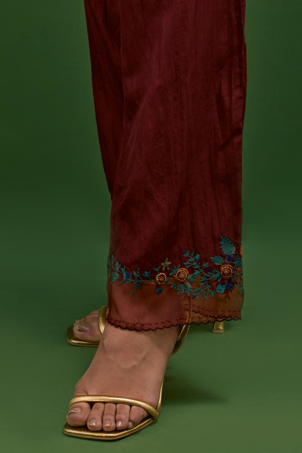 Rosewood silk straight pants with a broad organza scalloped hem, hightlighted with hand-embroidred rose flower bunches and beads.