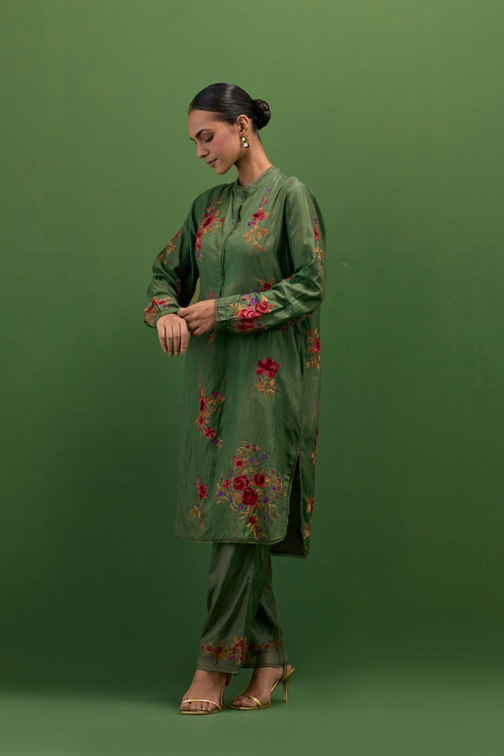 Brunswick green silk short, shirt-kurta set with all-over embroidered thread roses.