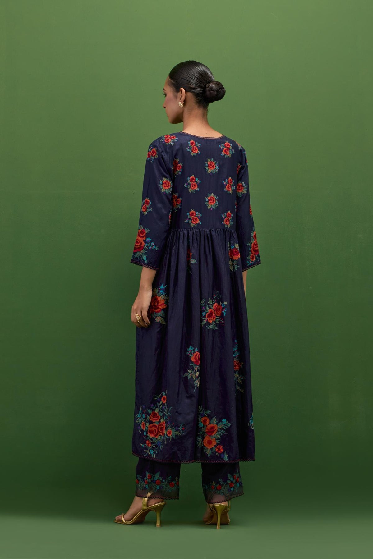 Midnight blue silk Kurta dress set with all-over assorted thread embroidery floral bunches.