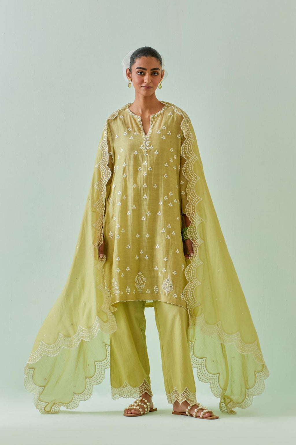 Green cotton chanderi dupatta with scalloped and embroidered edges.