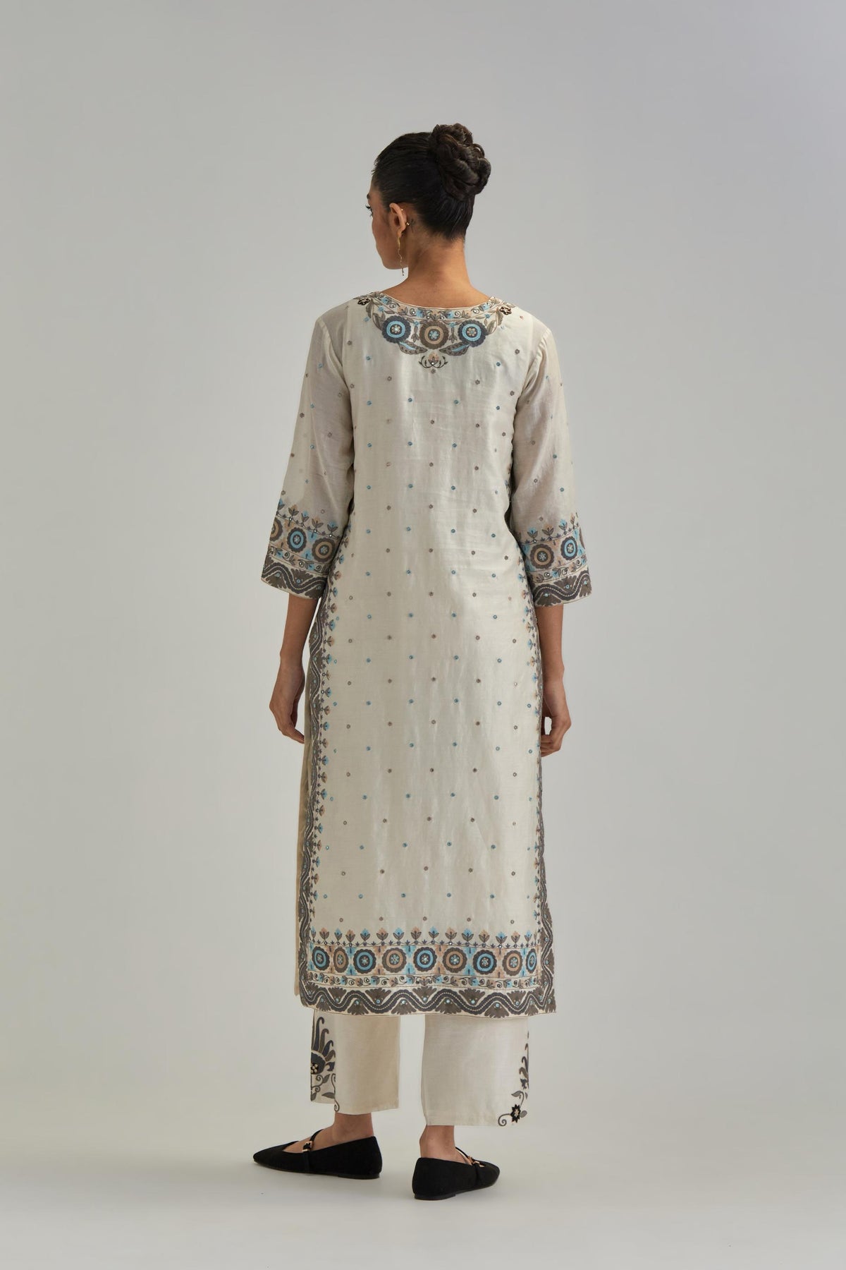 Off White slim fit straight kurta set, decorated with bold appliqué borders all along the side seam, hem and sleeve cuffs.