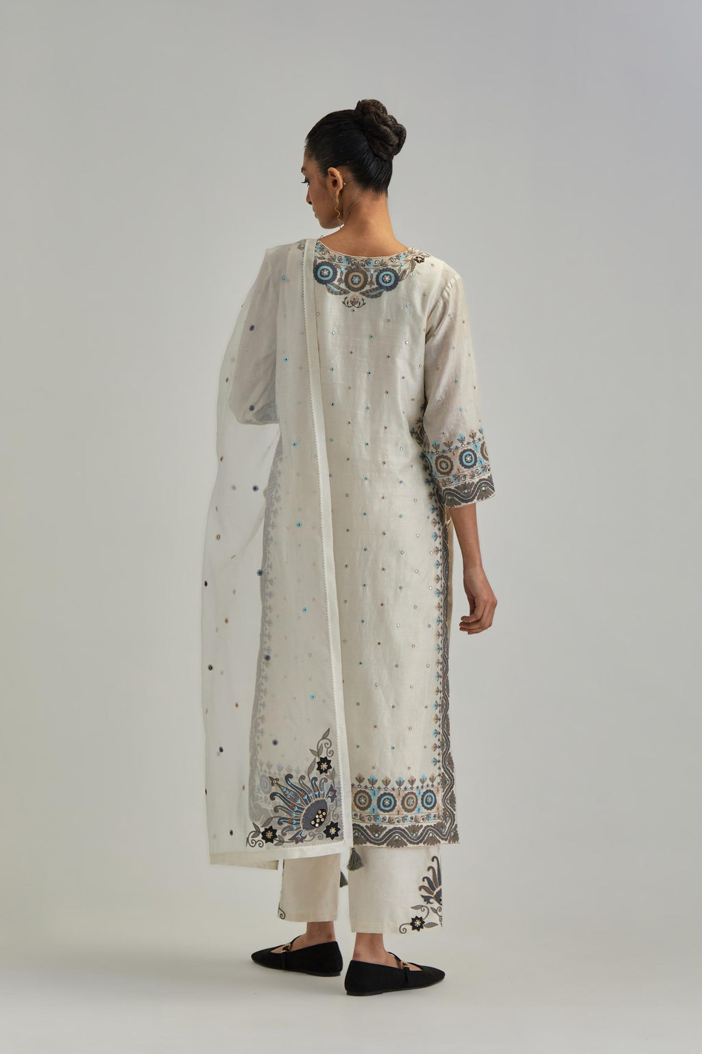 Off White silk organza dupatta with appliqué work and earthy coloured flower embroidery all-over the dupatta.