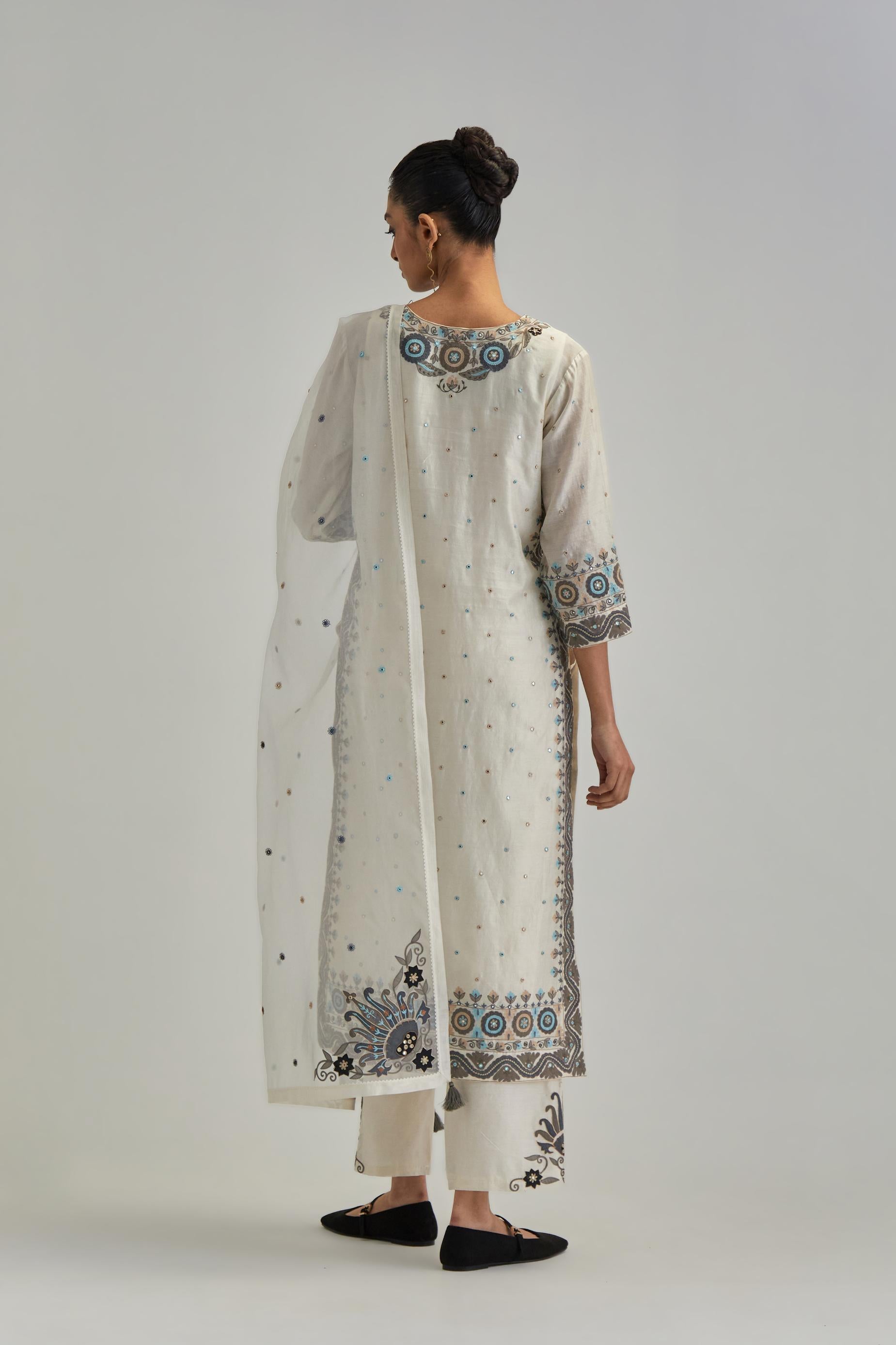 Off White silk organza dupatta with appliqué work and earthy coloured flower embroidery all-over the dupatta.