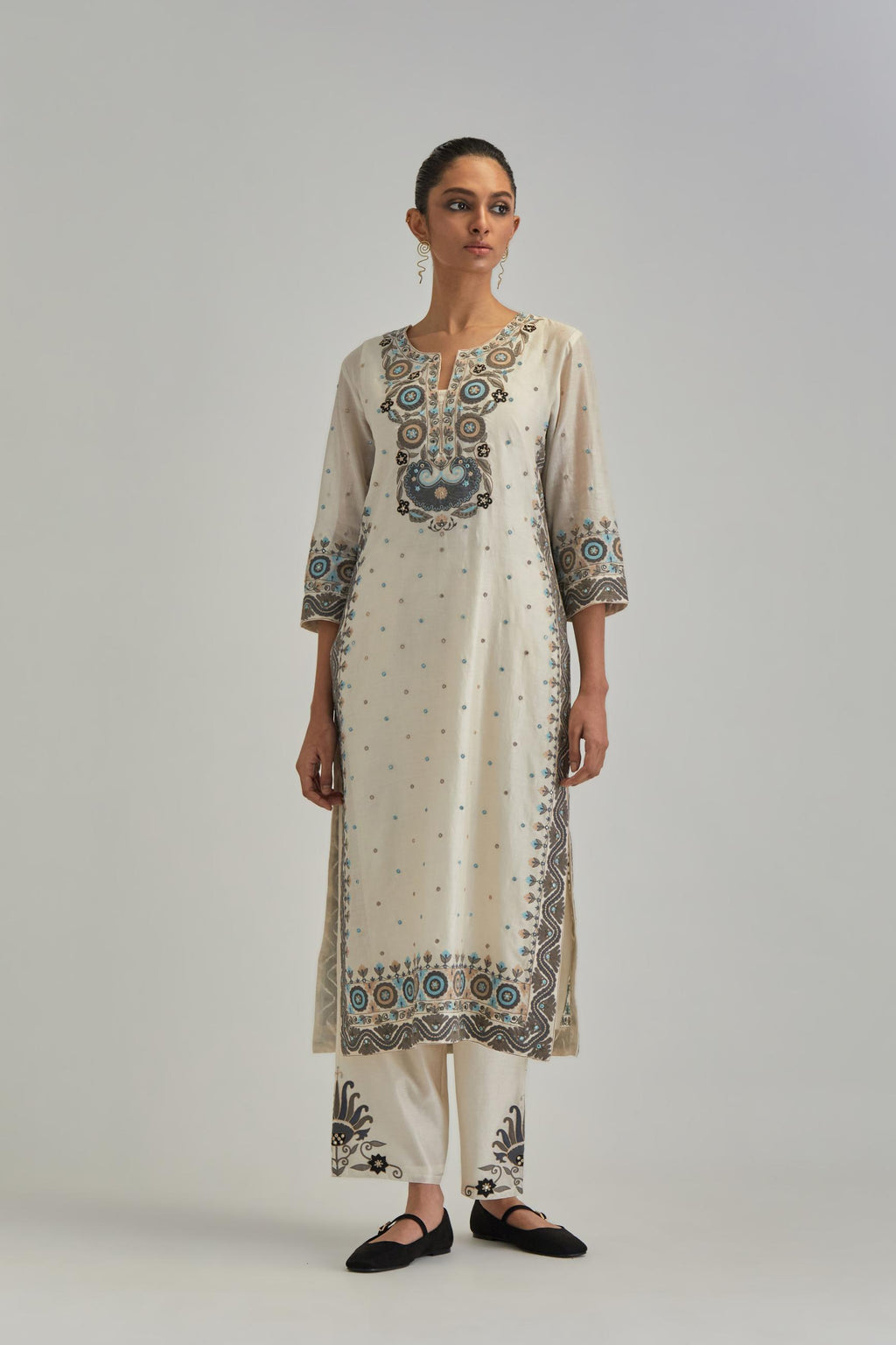 Off White slim fit straight kurta set, decorated with bold appliqué borders all along the side seam, hem and sleeve cuffs.