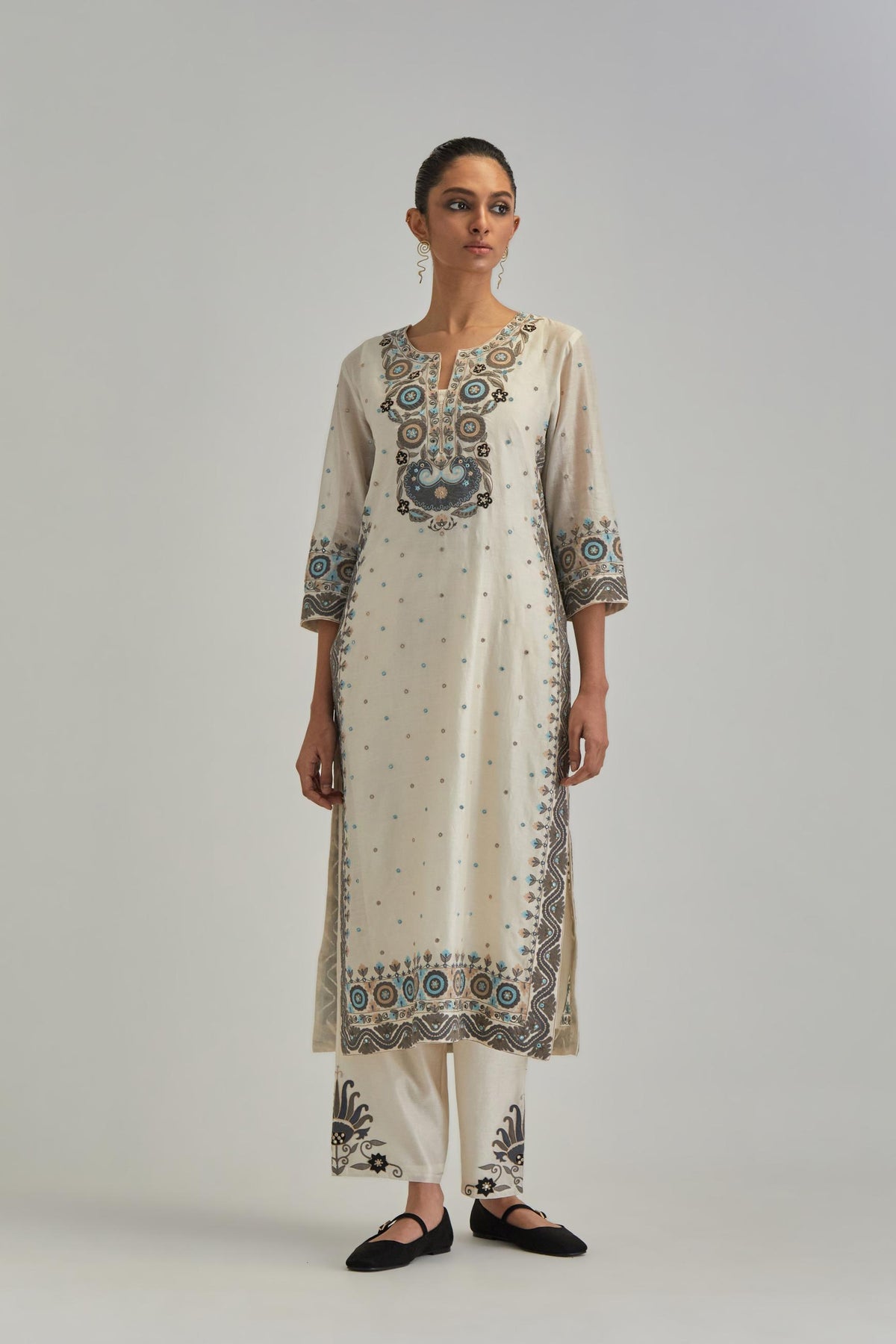 Off White slim fit straight kurta set, decorated with bold appliqué borders all along the side seam, hem and sleeve cuffs.
