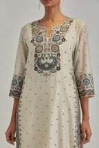 Off White slim fit straight kurta set, decorated with bold appliqué borders all along the side seam, hem and sleeve cuffs.
