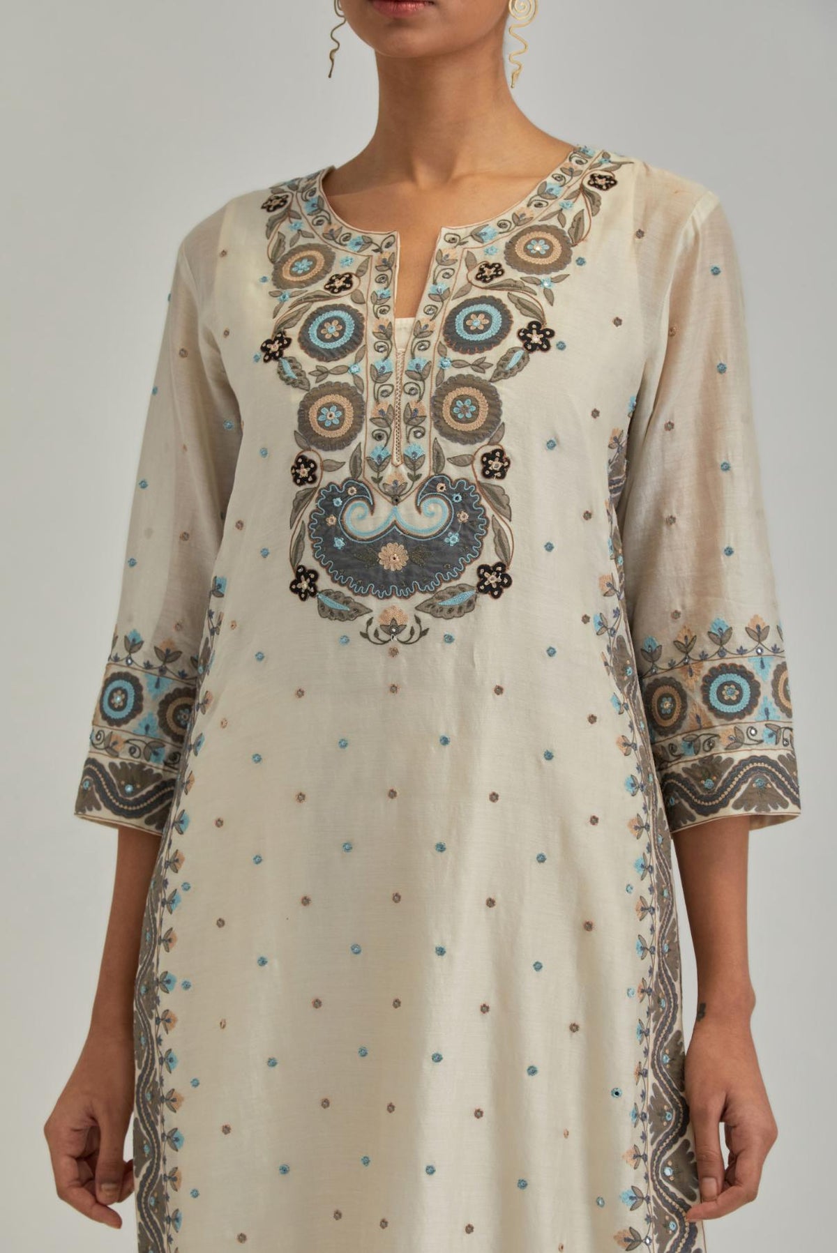 Off White slim fit straight kurta set, decorated with bold appliqué borders all along the side seam, hem and sleeve cuffs.