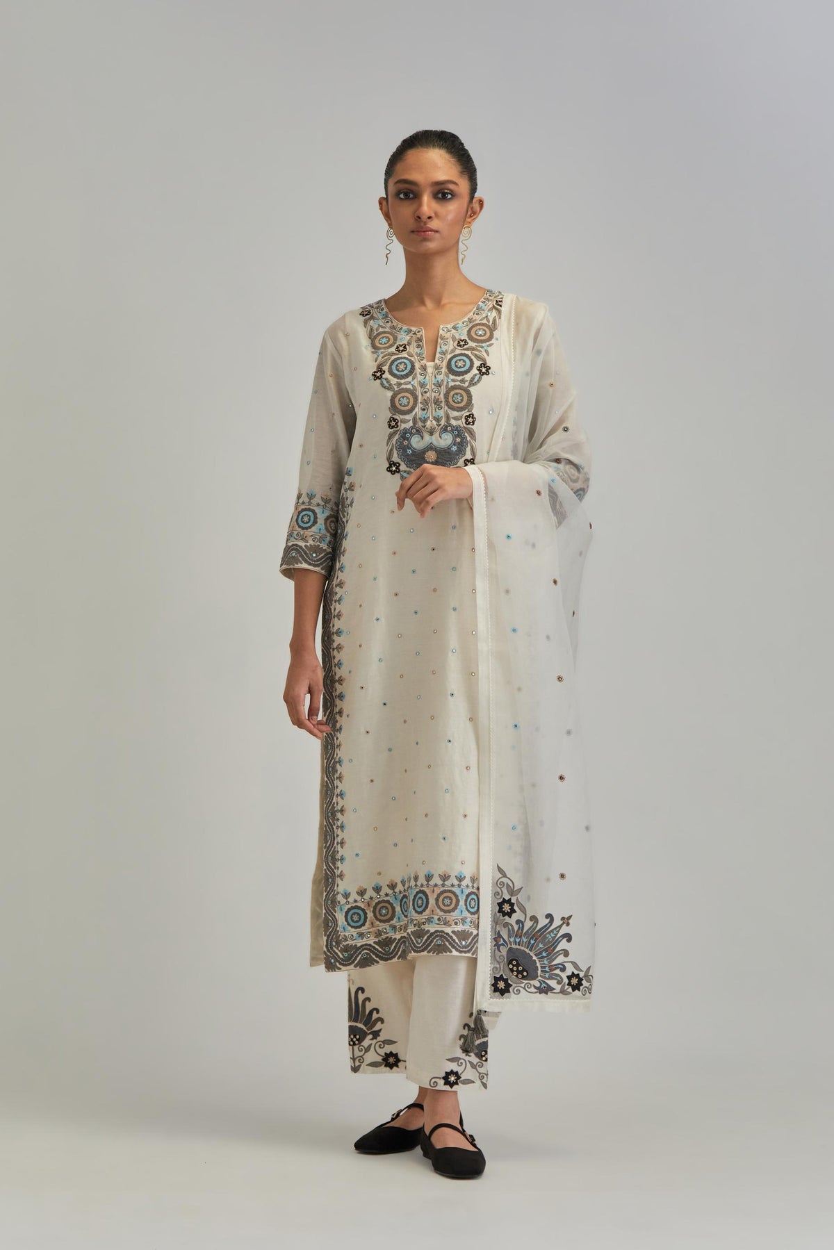 Off White slim fit straight kurta set, decorated with bold appliqué borders all along the side seam, hem and sleeve cuffs.
