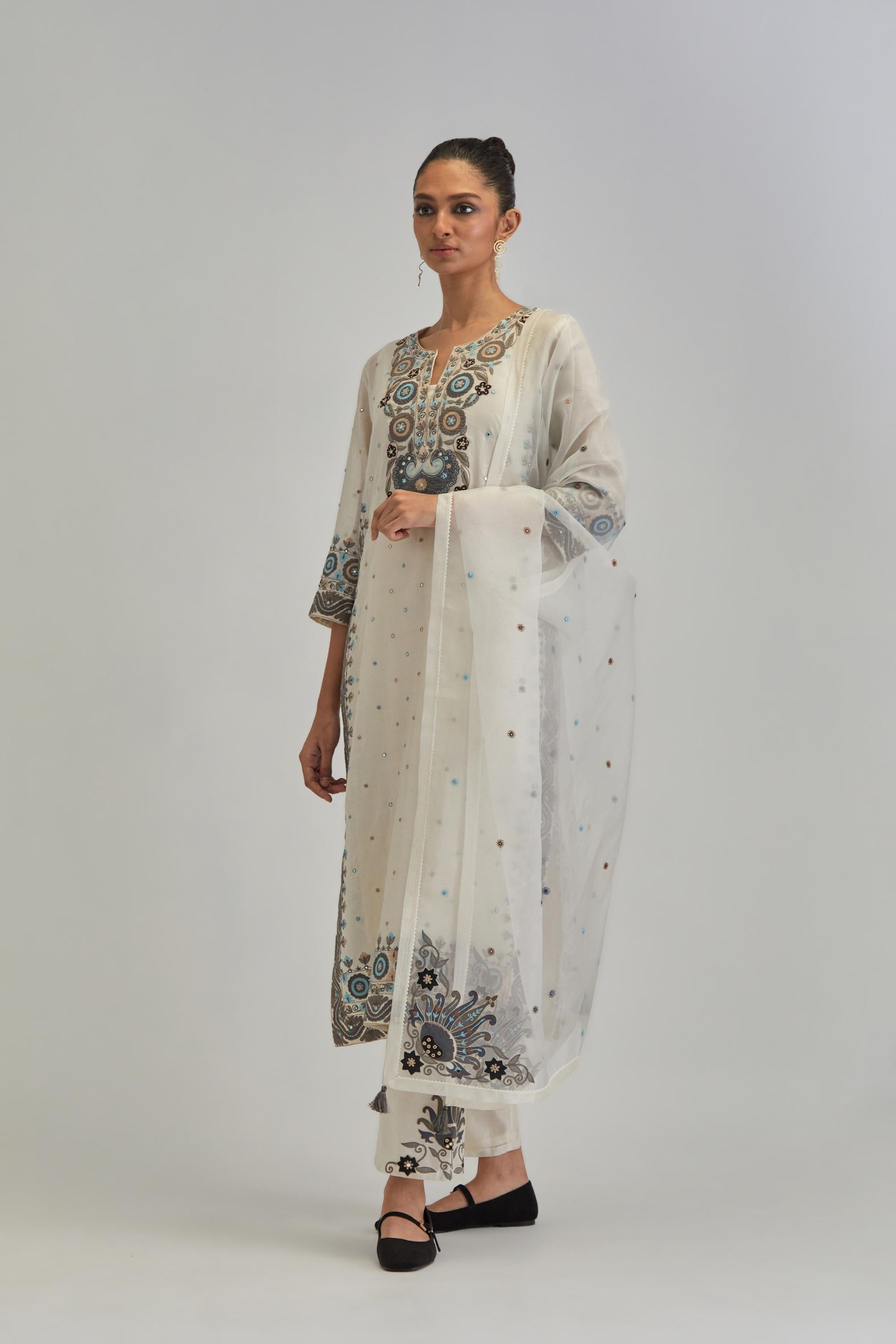 Off White silk organza dupatta with appliqué work and earthy coloured flower embroidery all-over the dupatta.