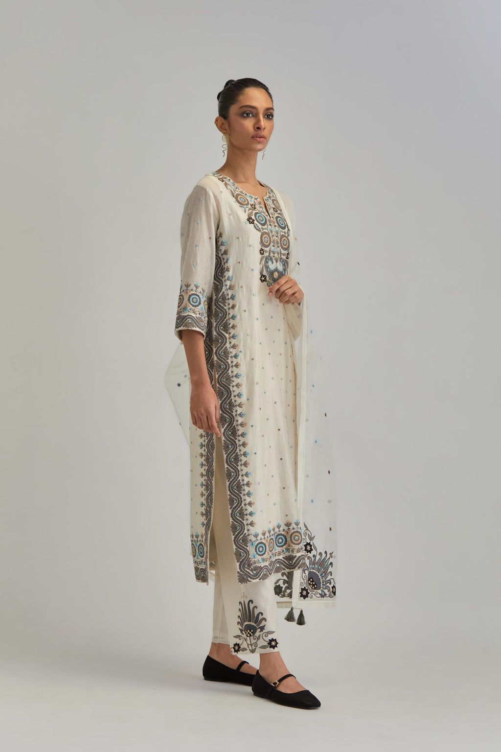 Off White slim fit straight kurta set, decorated with bold appliqué borders all along the side seam, hem and sleeve cuffs.