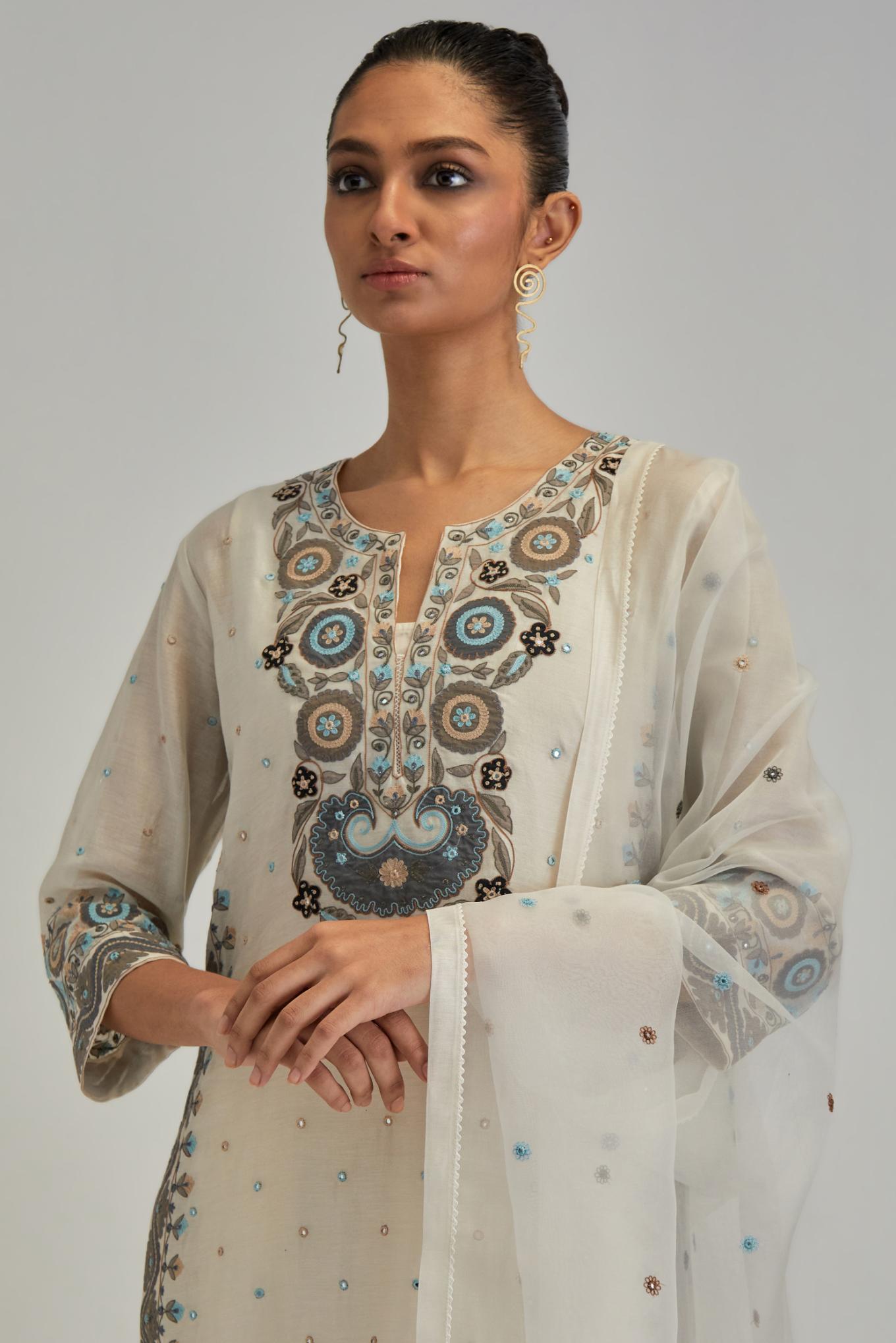 Off White silk organza dupatta with appliqué work and earthy coloured flower embroidery all-over the dupatta.