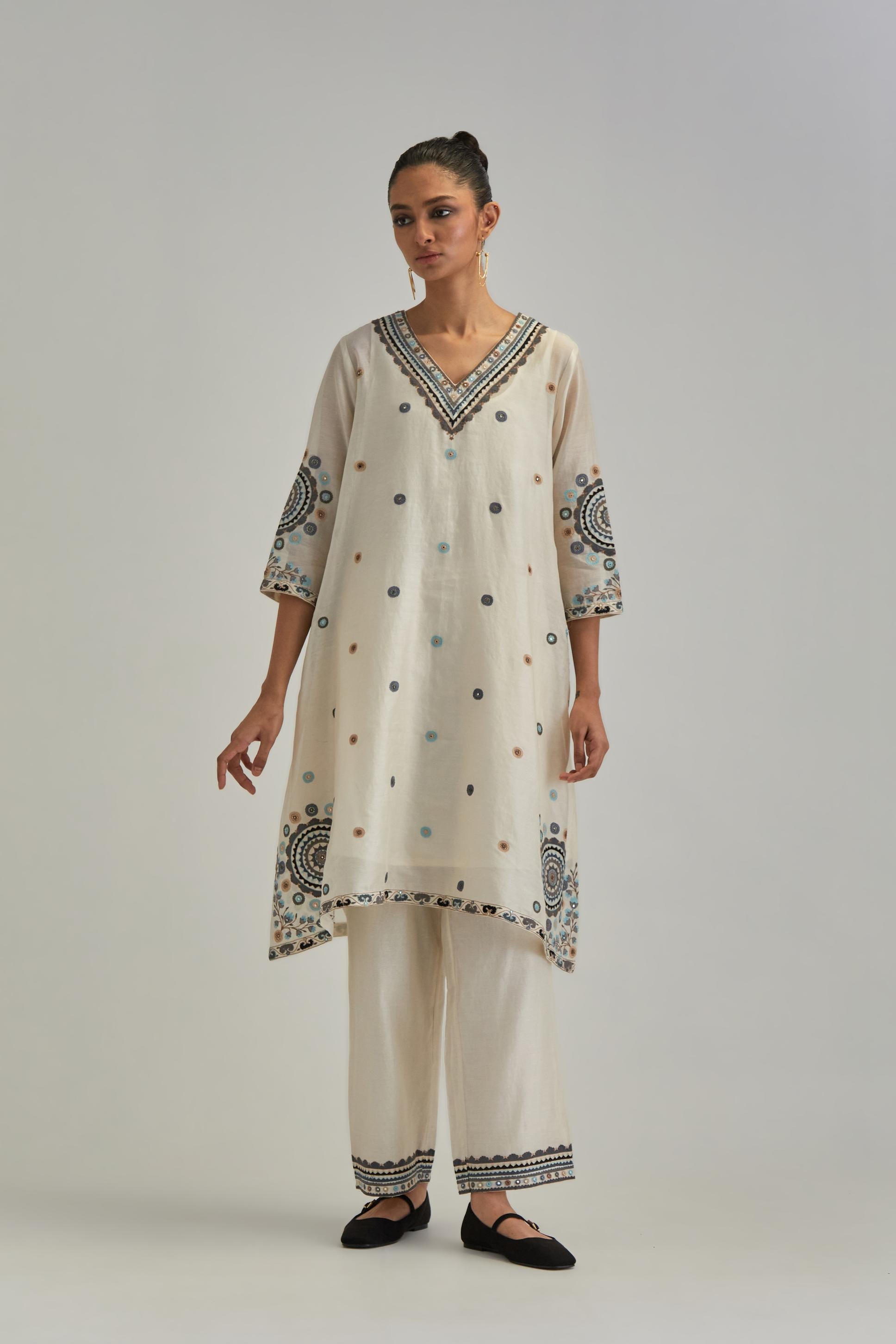 Off White silk Chanderi short V-neck kurta set, with straight hem and side pockets, decorated with fine appliqué and Aari thread embroidery.