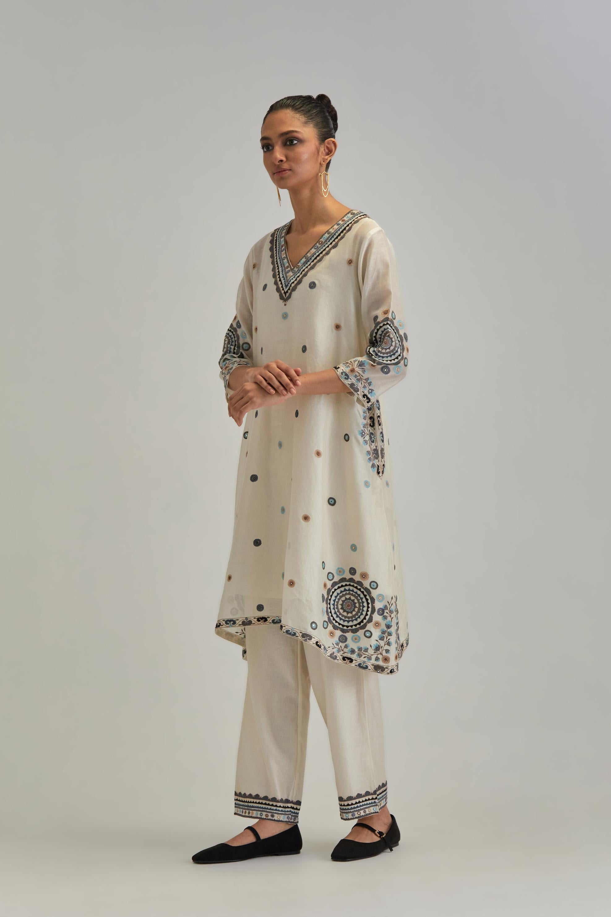 Off White silk Chanderi short V-neck kurta set, with straight hem and side pockets, decorated with fine appliqué and Aari thread embroidery.
