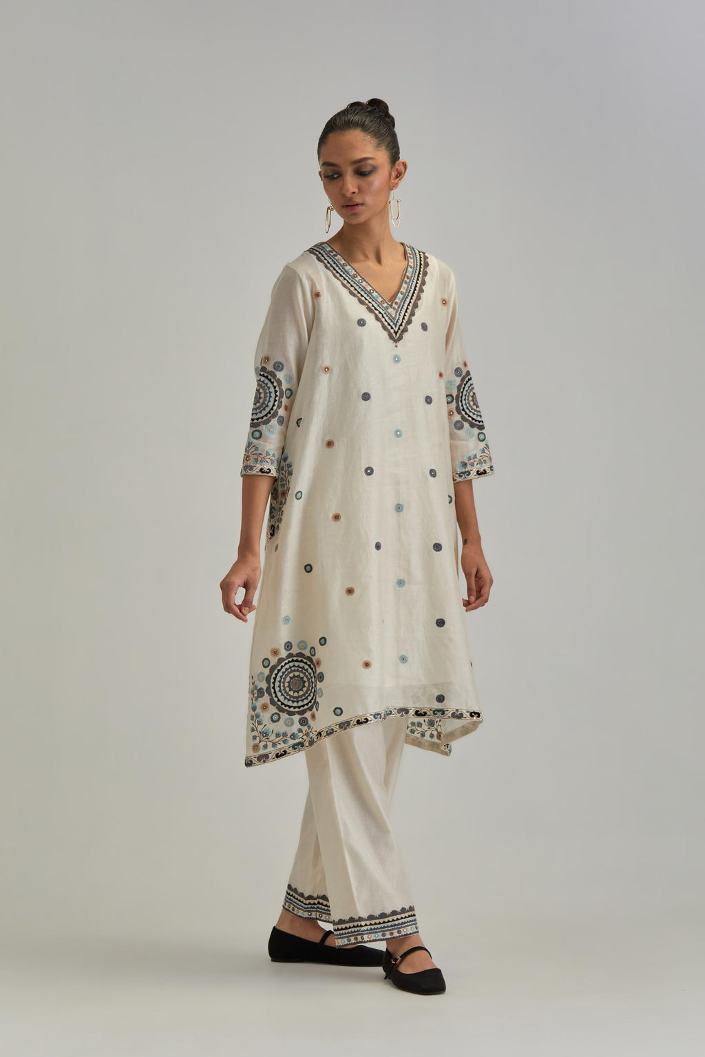 Off White silk Chanderi short V-neck kurta set, with straight hem and side pockets, decorated with fine appliqué and Aari thread embroidery.