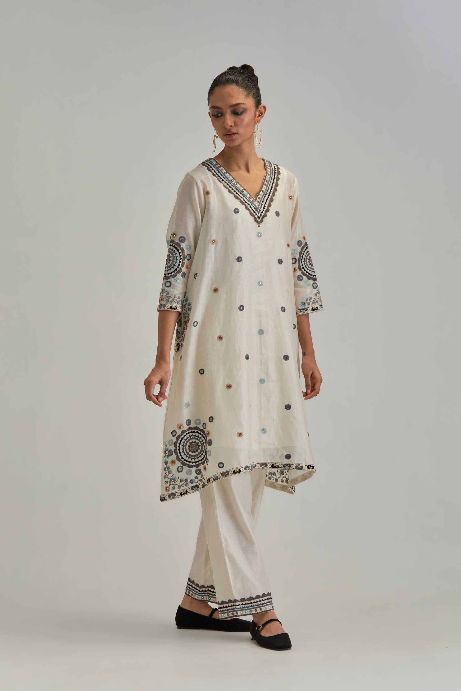 Off White silk Chanderi short V-neck kurta set, with straight hem and side pockets, decorated with fine appliqué and Aari thread embroidery.