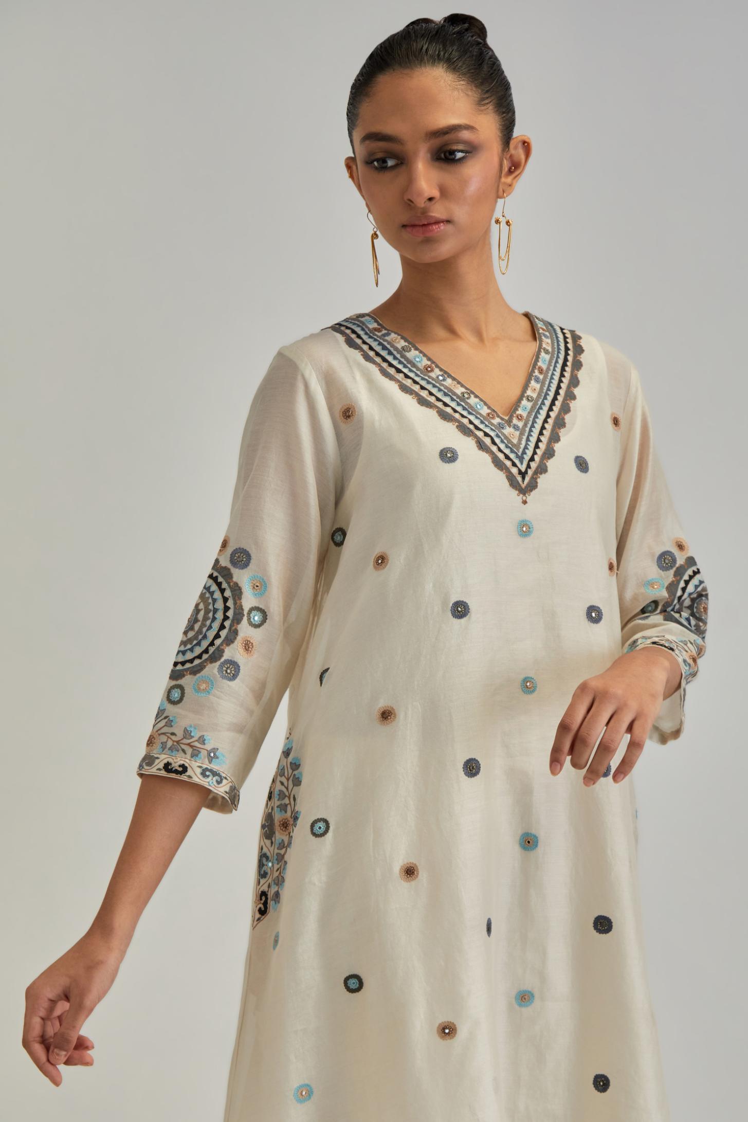 Off White silk Chanderi short V-neck kurta set, with straight hem and side pockets, decorated with fine appliqué and Aari thread embroidery.