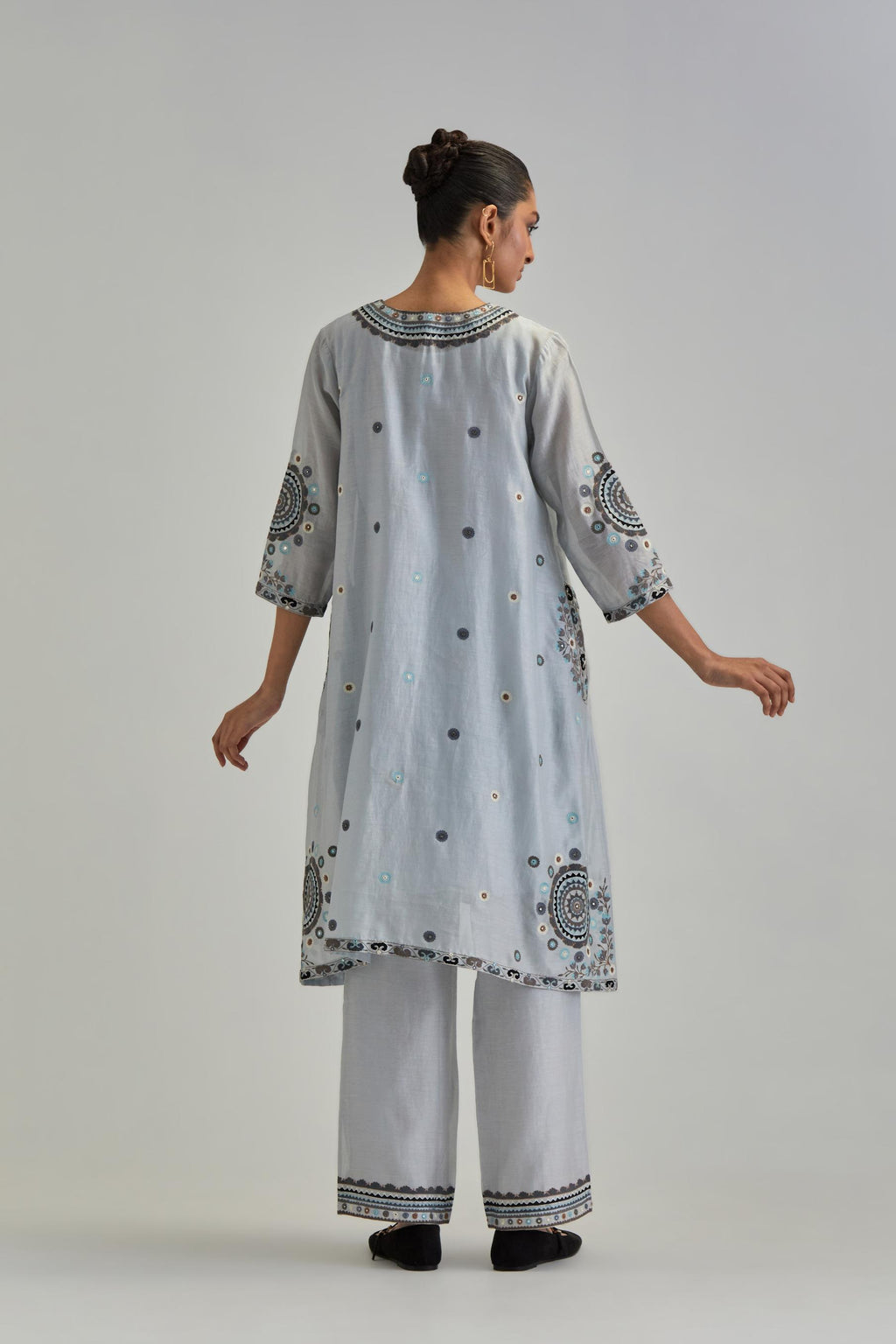 Blue silk Chanderi short V-neck kurta set, with straight hem and side pockets, decorated with fine appliqué and Aari thread embroidery.