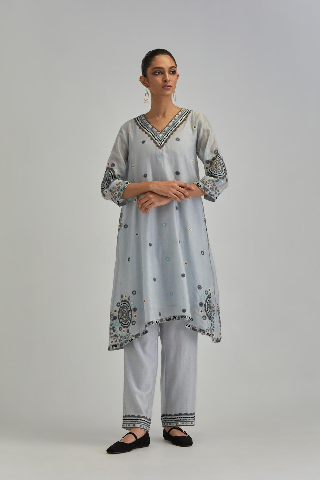 Blue silk Chanderi short V-neck kurta set, with straight hem and side pockets, decorated with fine appliqué and Aari thread embroidery.