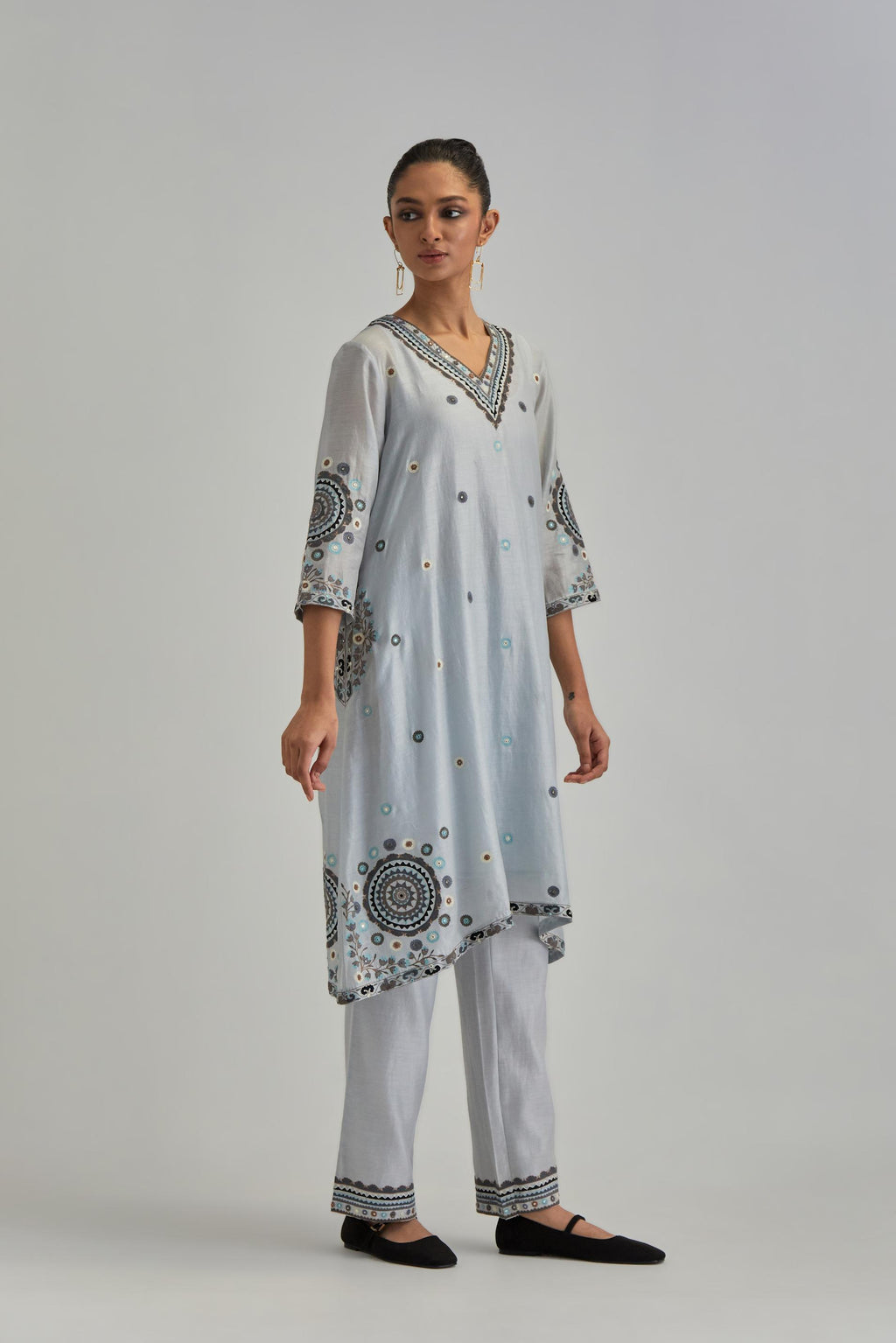Blue silk Chanderi short V-neck kurta set, with straight hem and side pockets, decorated with fine appliqué and Aari thread embroidery.