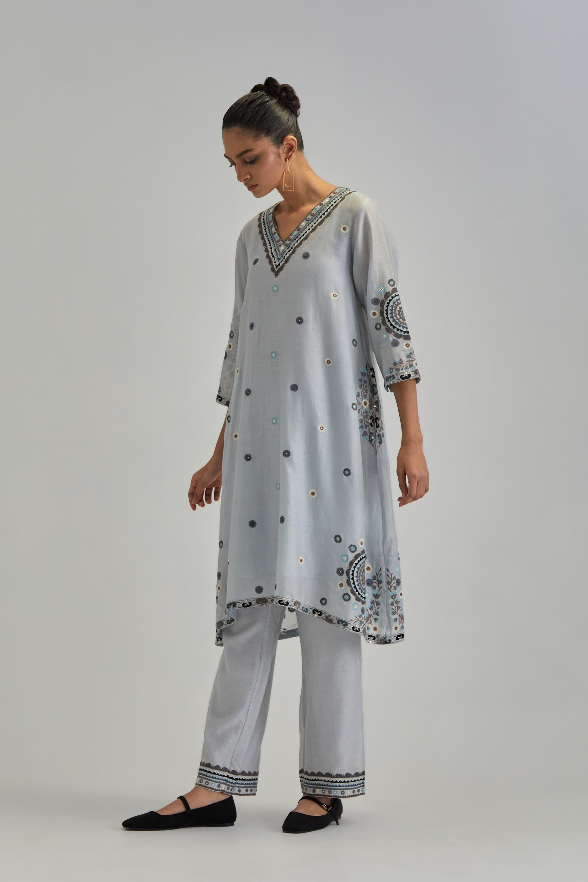 Blue silk Chanderi short V-neck kurta set, with straight hem and side pockets, decorated with fine appliqué and Aari thread embroidery.