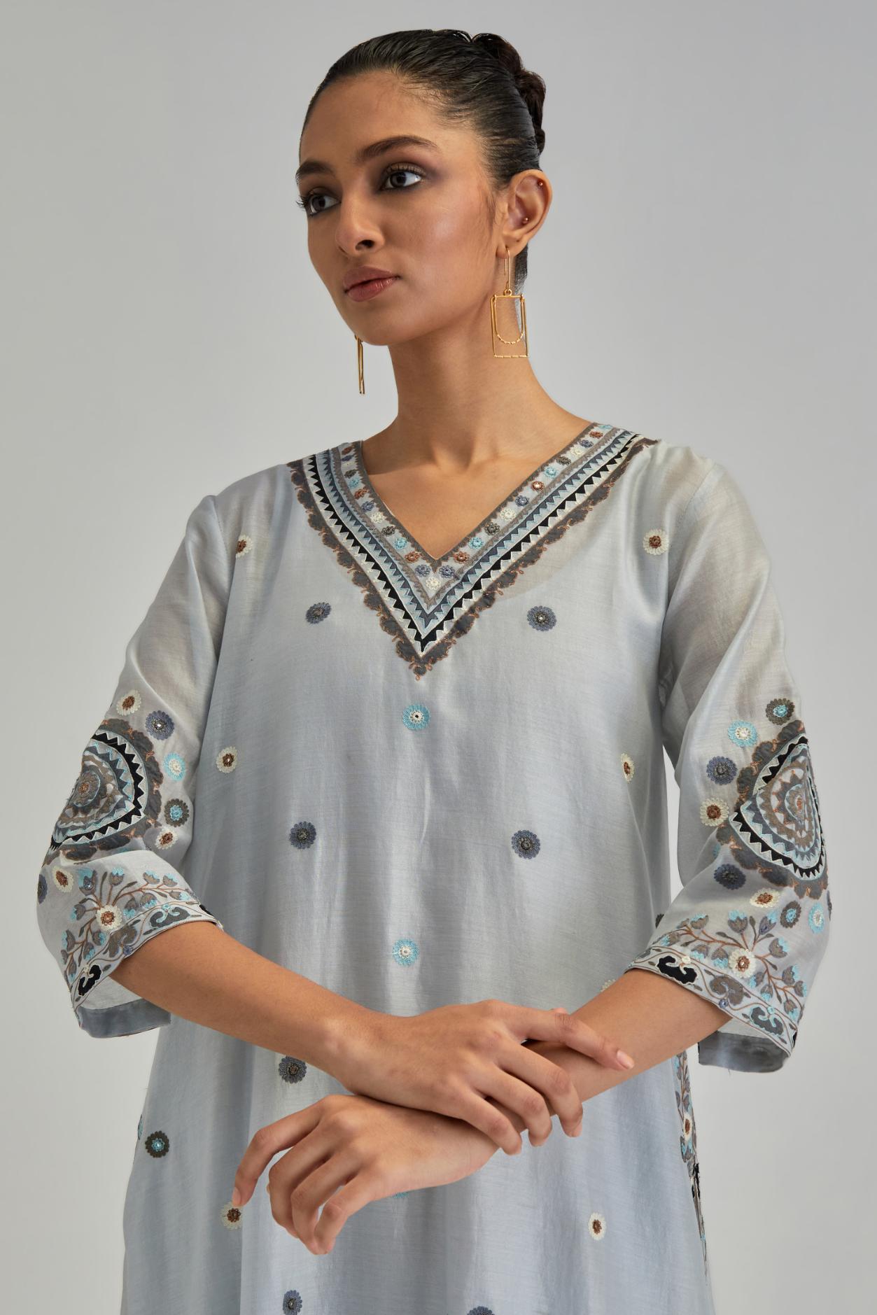 Blue silk Chanderi short V-neck kurta set, with straight hem and side pockets, decorated with fine appliqué and Aari thread embroidery.