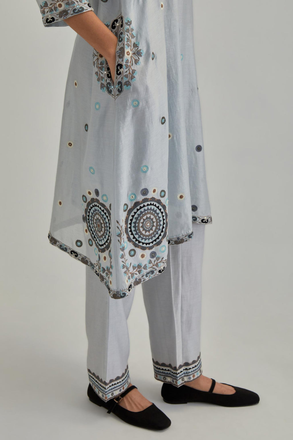 Blue silk Chanderi short V-neck kurta set, with straight hem and side pockets, decorated with fine appliqué and Aari thread embroidery.