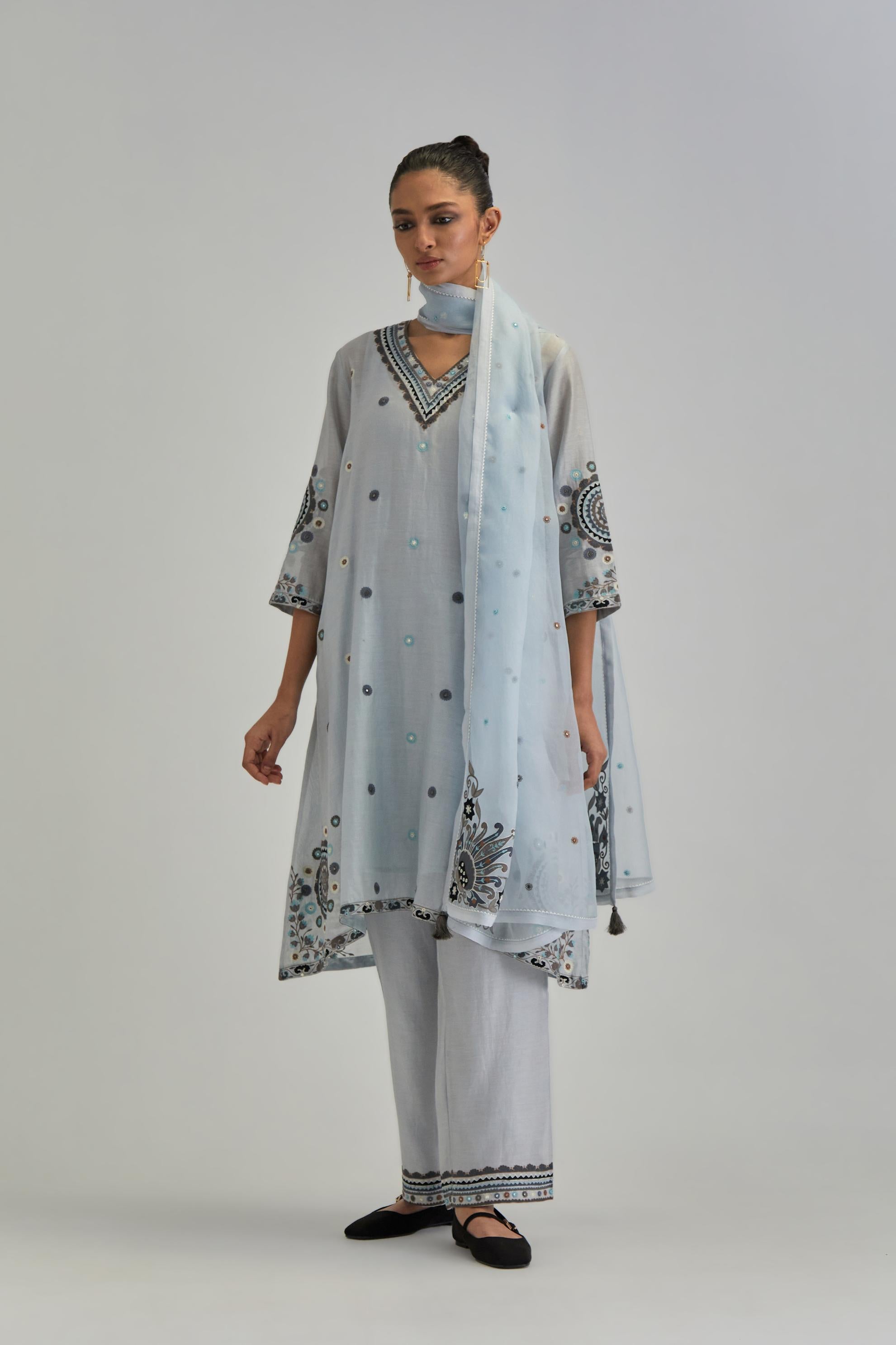 Blue silk Chanderi short V-neck kurta set, with straight hem and side pockets, decorated with fine appliqué and Aari thread embroidery.