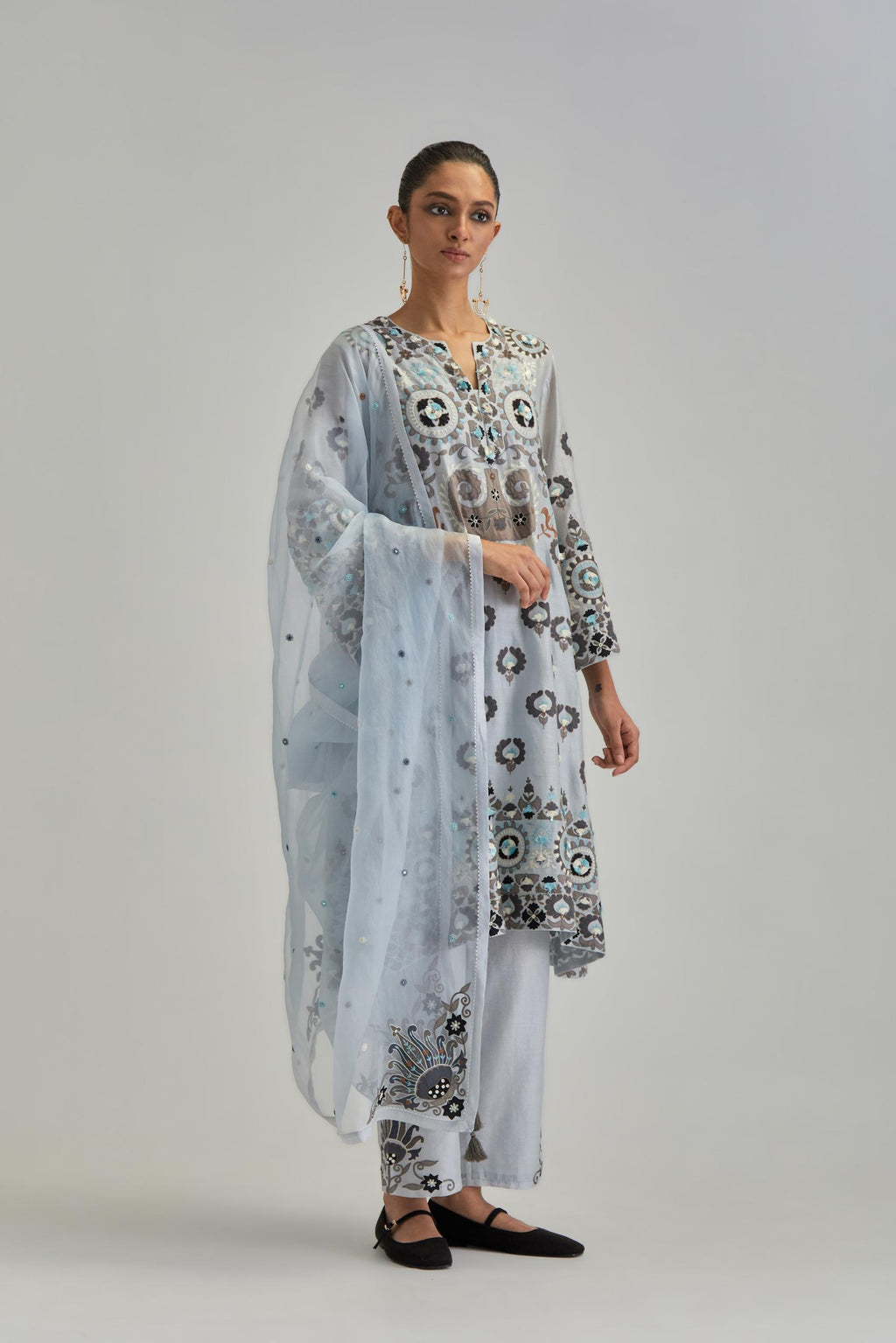 Blue silk organza dupatta with appliqué work and earthy coloured flower embroidery all-over the dupatta.